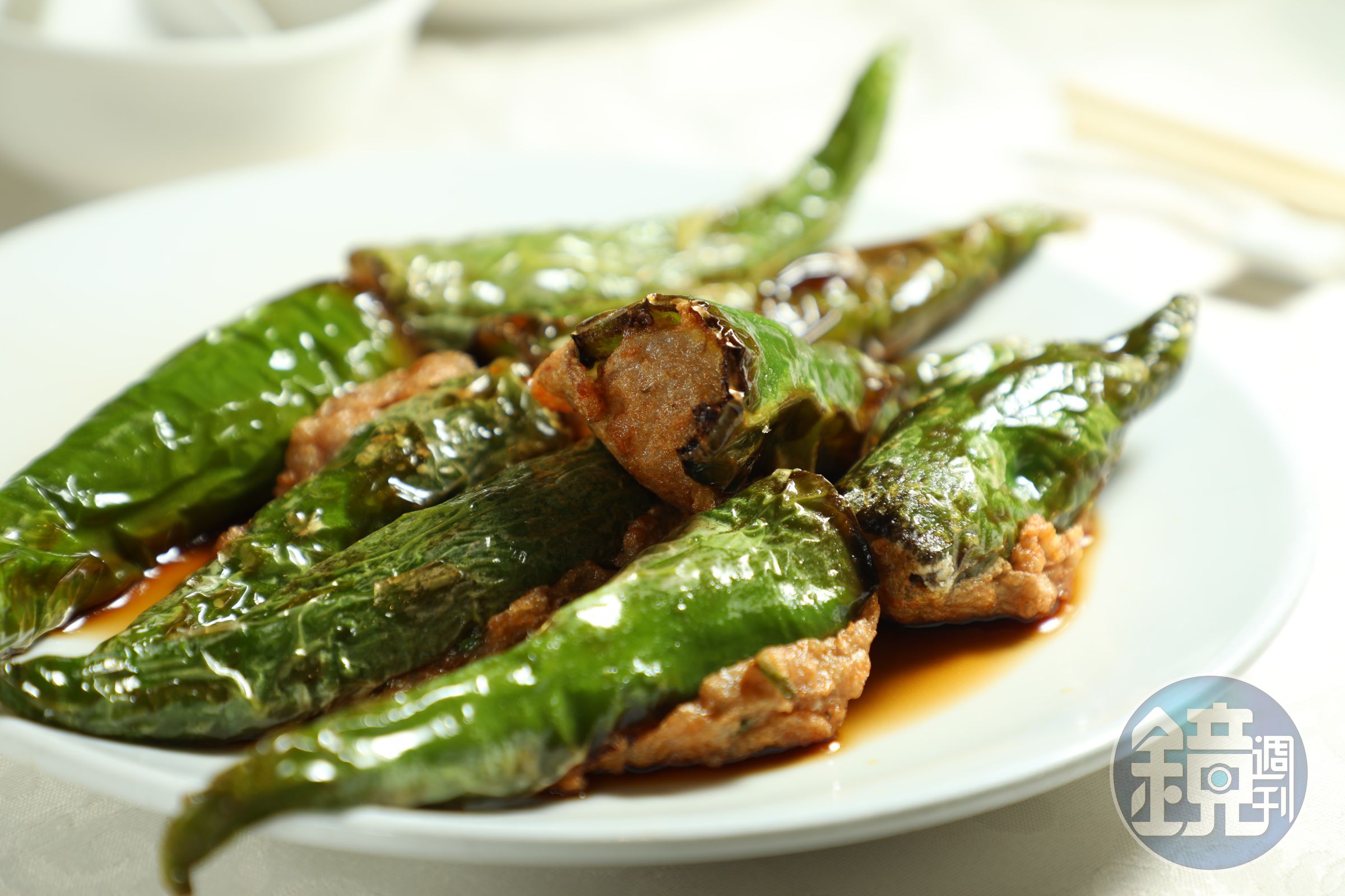 「煎釀尖椒」在特選尖椒中填入肉餡,煎到出現虎皮,辣味跳躍,是一道精彩的下飯菜。(港幣168元/份)