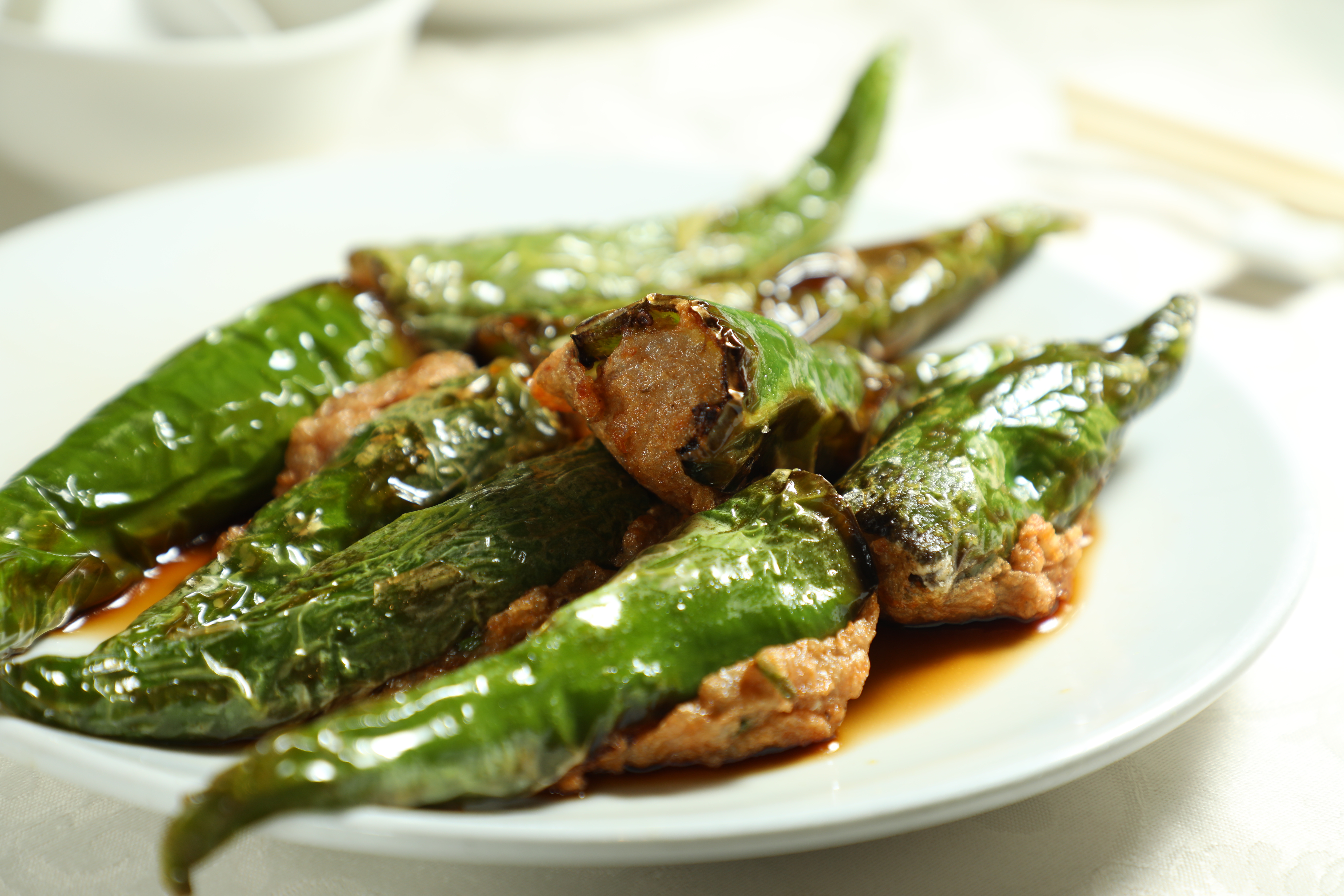 「煎釀尖椒」在特選尖椒中填入肉餡，煎到出現虎皮，辣味跳躍，是一道精彩的下飯菜。（港幣168元／份）