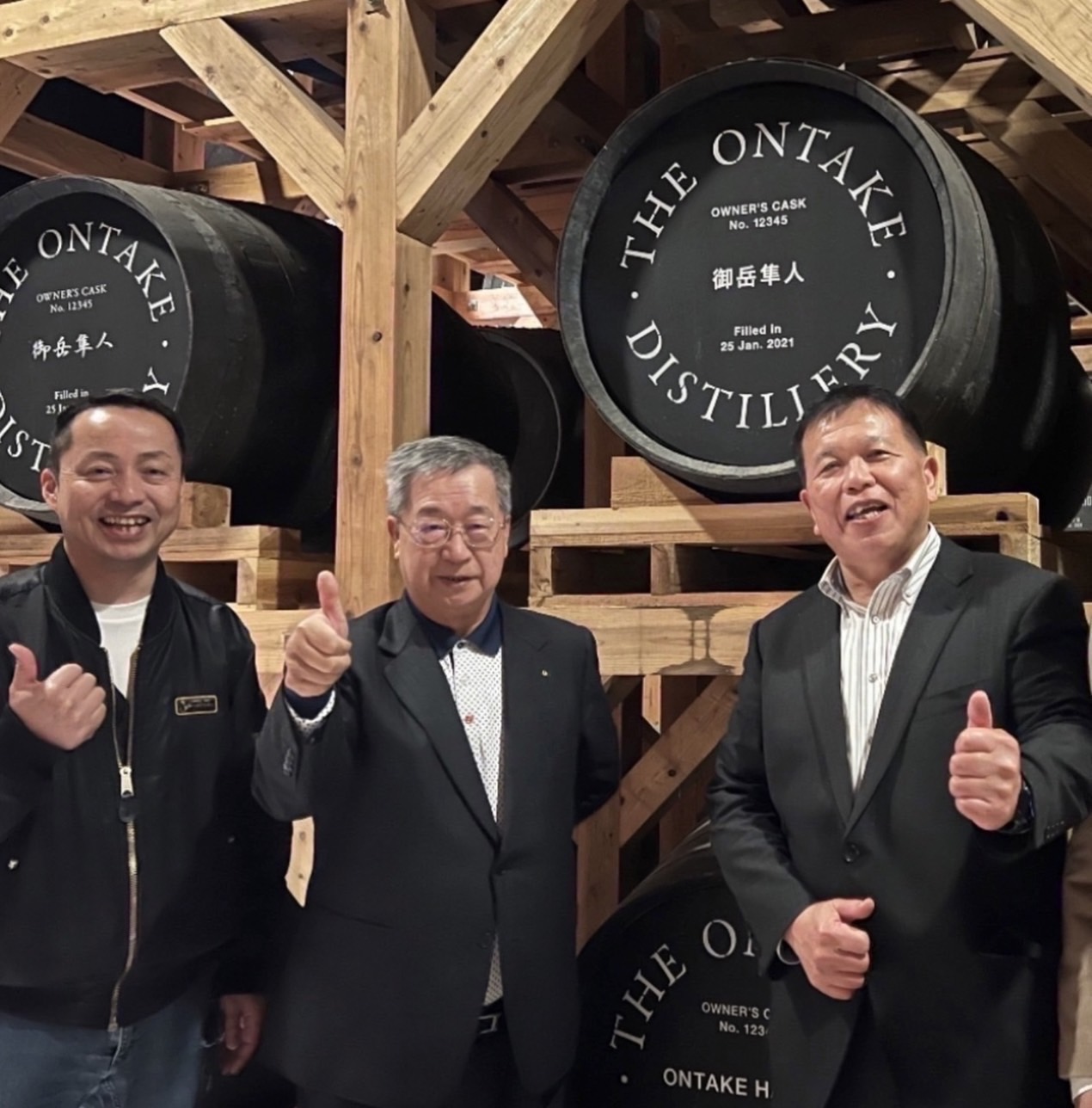 張慶清(中)走訪「西酒造」旗下的「御岳」蒸餾廠,左為釀酒師,右為業務代表。(清威酒藏提供)