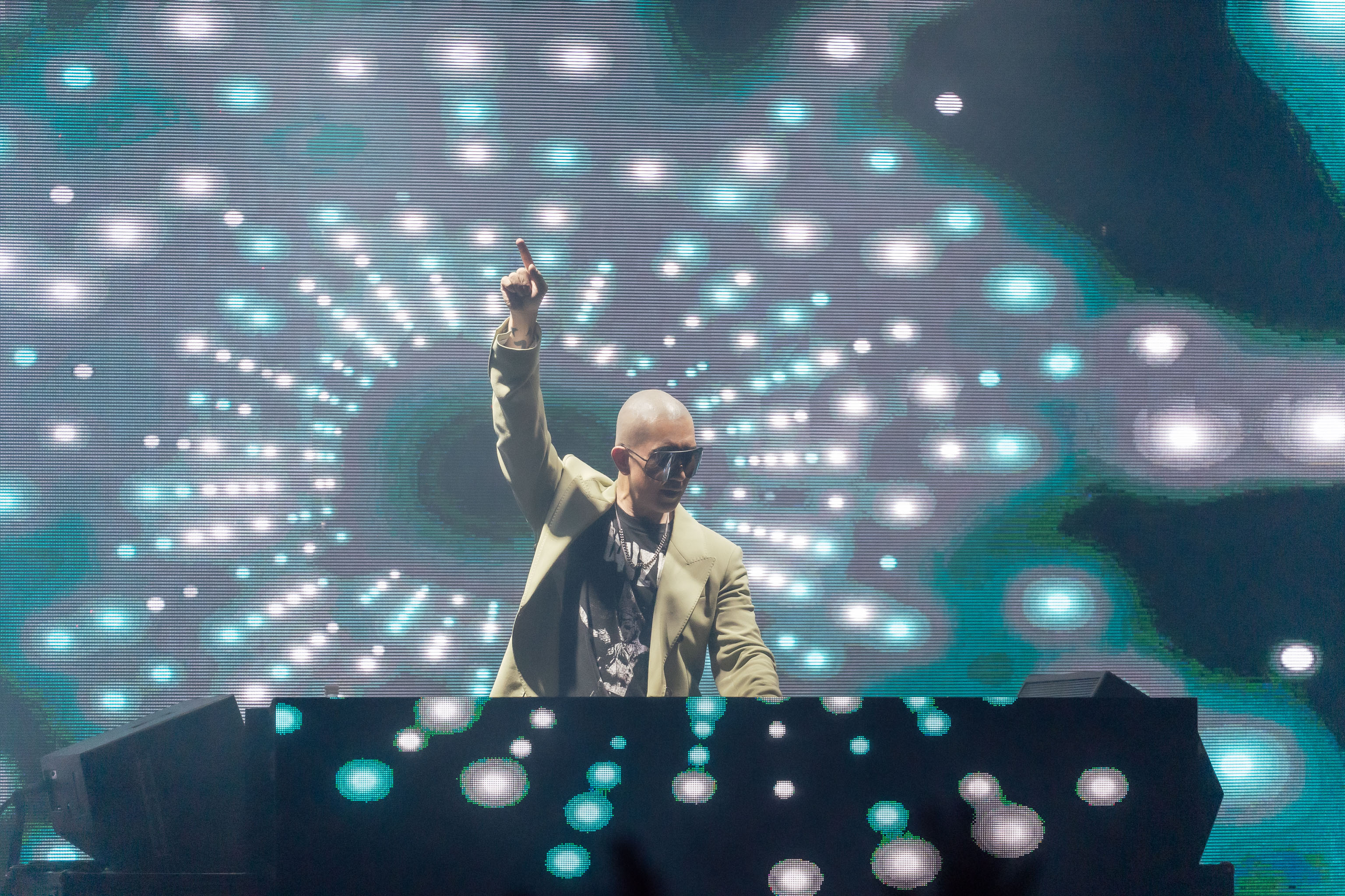 具俊曄開場超強的燈光和雷射視覺效果，就讓全場粉絲嗨到不行。（寬宏藝術提供）