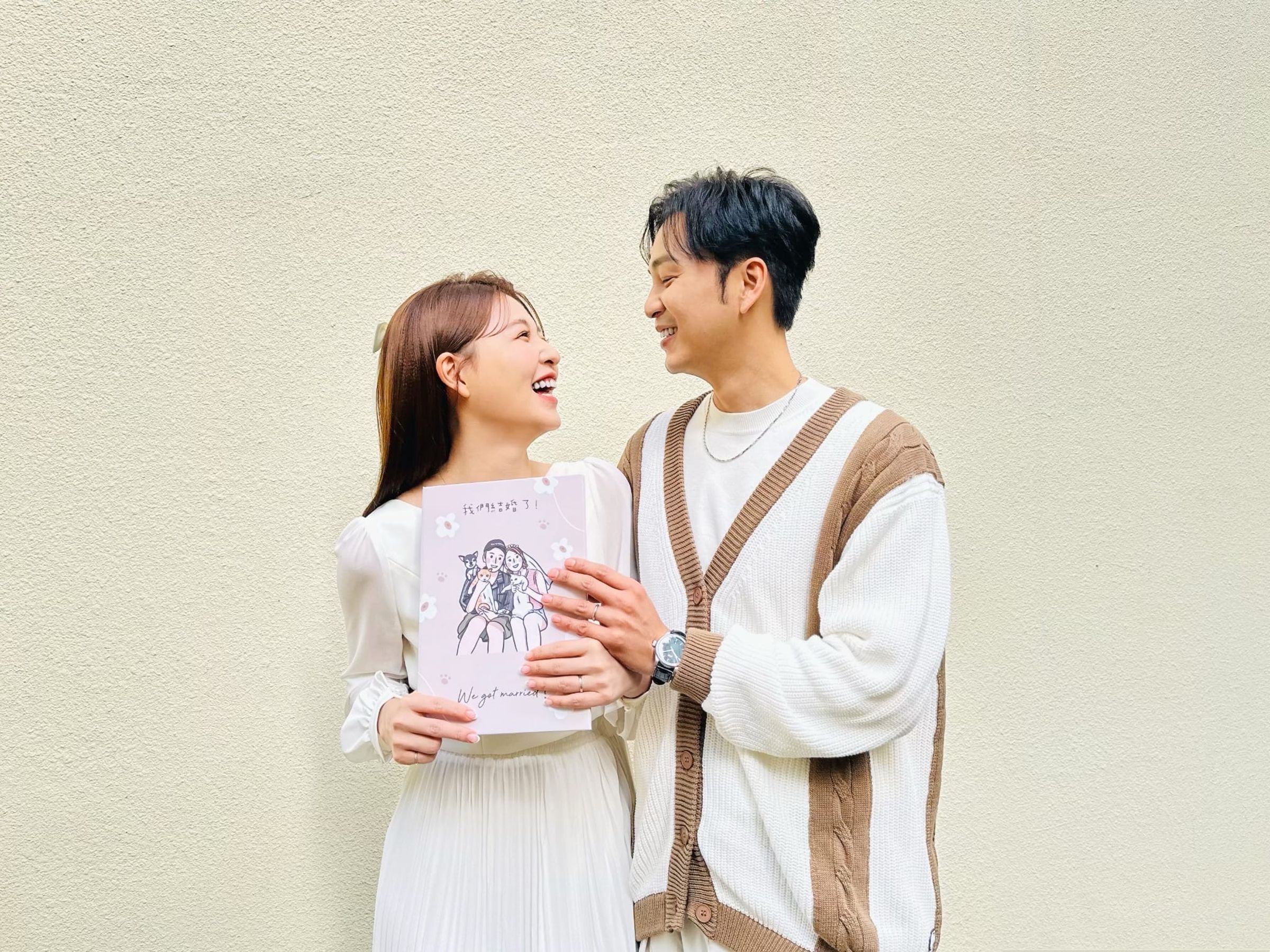 謝京穎和張書偉宣布登記結婚。（翻攝臉書）