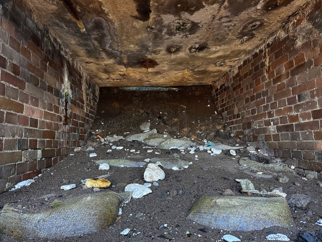 洛杉磯一戶人家常聽見地板下傳出敲門聲，報警後才在地下空間發現藏了一名裸男。（示意圖，photoAC）