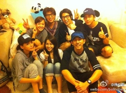照片中有陳柏霖、房祖名、坤達、修杰楷，以及陳意涵、王思平等人。（翻攝陳柏霖微博）