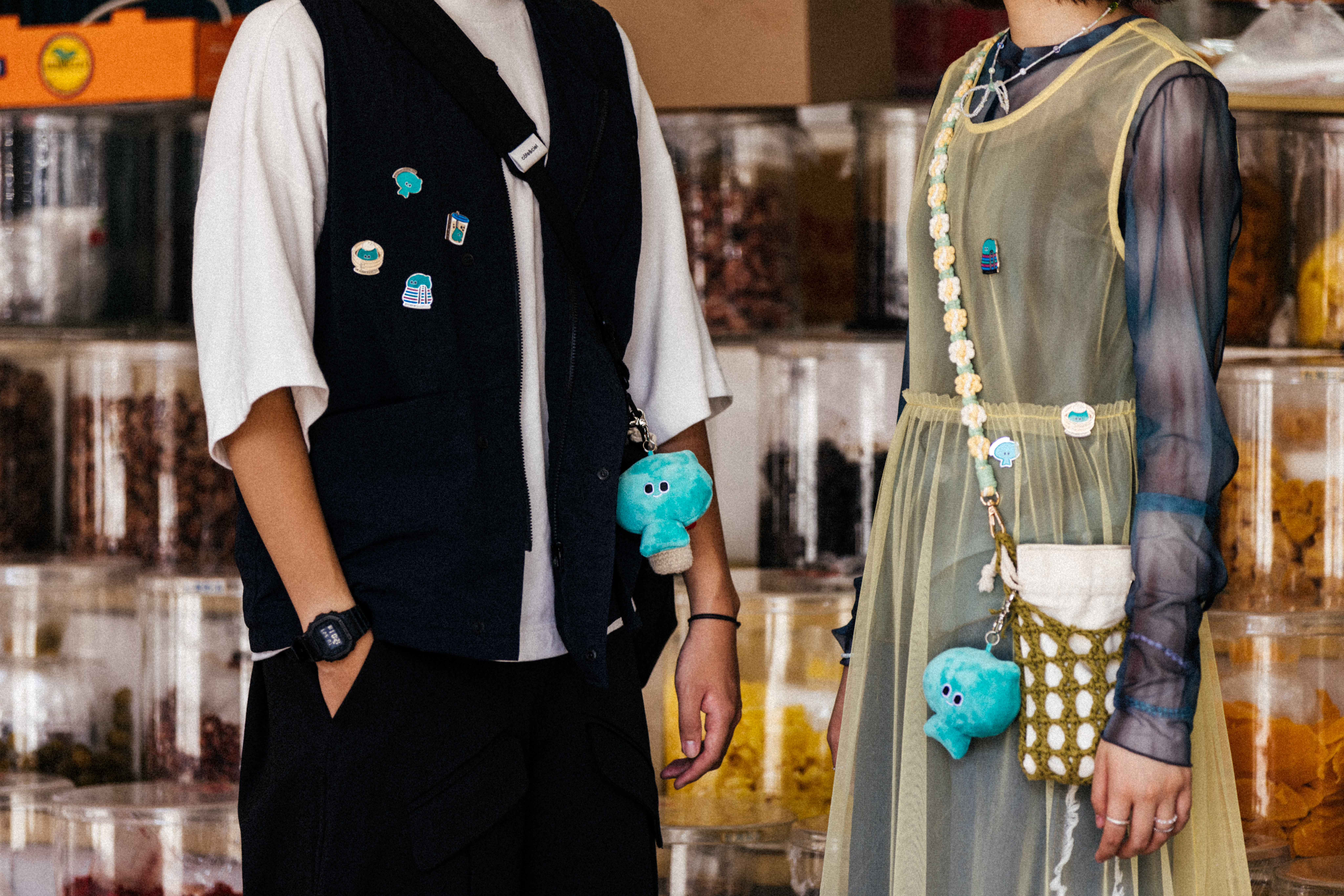 We TAIWAN首波周邊商品包含4款結合珍珠奶茶、小籠包、茄芷袋等台灣元素的「a-We」造型徽章組及「a-We」娃娃吊飾。（文化總會提供）