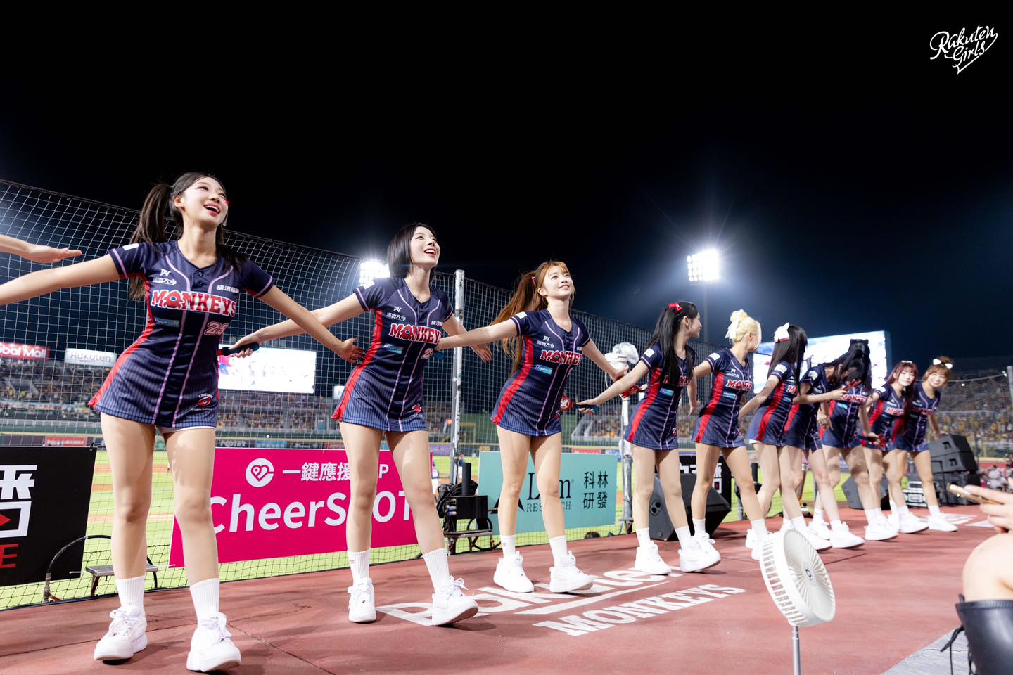 樂天桃猿專屬啦啦隊「樂天女孩」傳出走潮。（翻攝臉書「Rakuten Girls」）