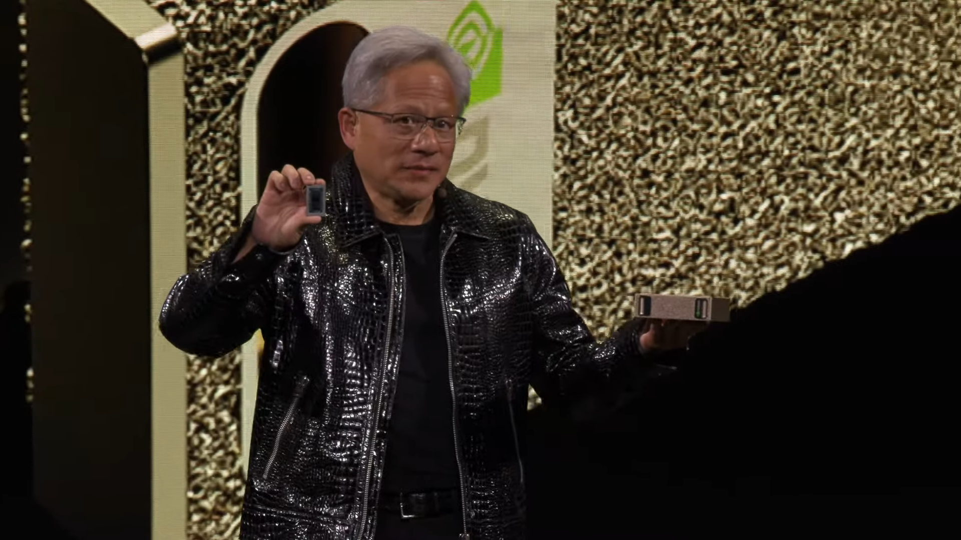 黃仁勳在2025 CES秀開幕演講長達2小時毫無冷場，最後還壓軸推出與聯發科一起打造的掌上型AI超級迷你電腦。（翻攝自2025 CES開幕直播）