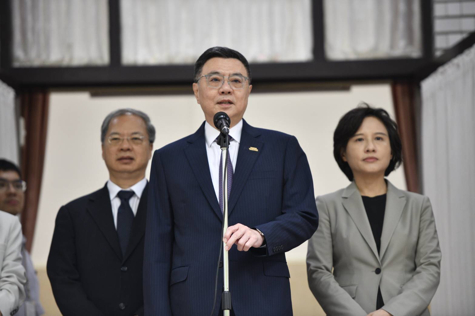 卓榮泰認為，颱風期間的停班課標準確實可以再檢討。