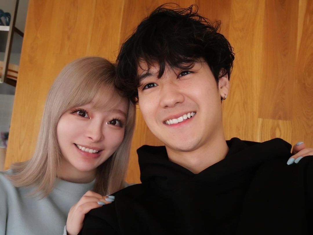 卡莉怪妞與先生葉山獎之今年3月在台南慶祝結婚一週年。（翻攝卡莉怪妞INS）