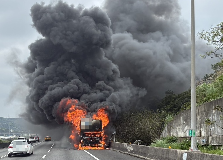 一輛載有24名乘客的遊覽車，今日中午在五楊高架發生火燒車，疑引擎冒煙，後方車體陷入火海。（翻攝畫面）