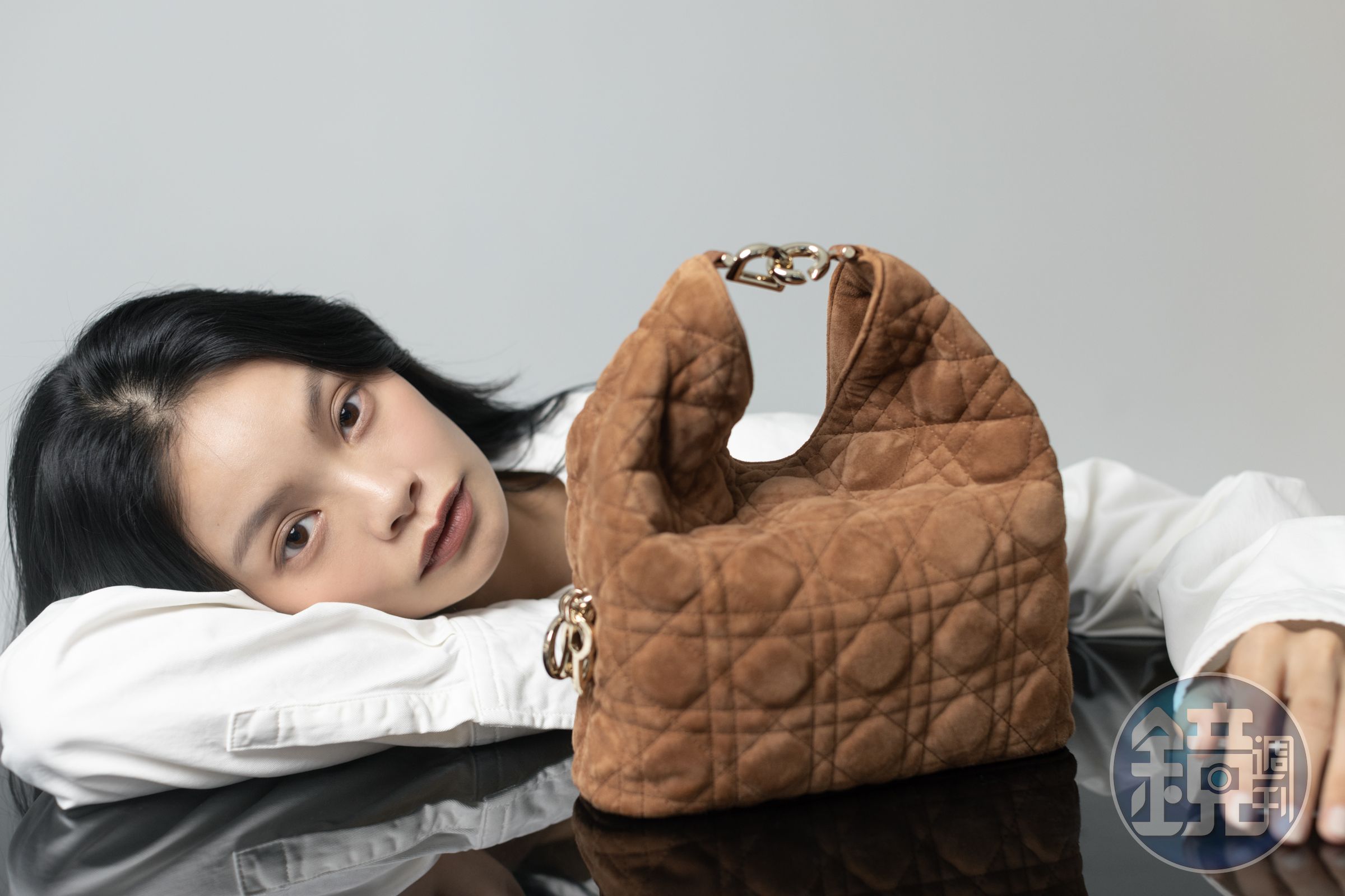 Toujours Hobo 栗棕色籐格紋山羊皮麂皮小型包款 NT$120,000 by DIOR；水洗gabardine襯衫 NT$87,900 by Ferragamo。
