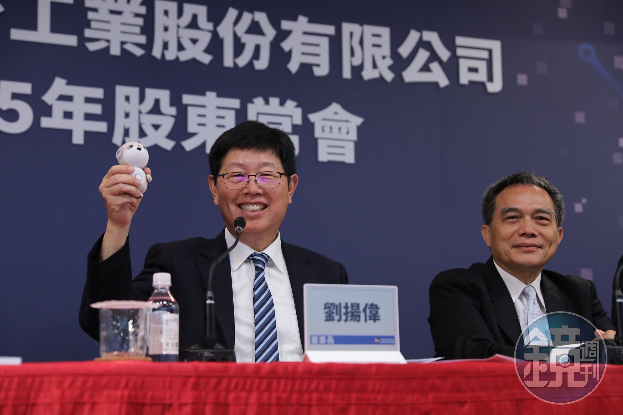 鴻海集團董事長劉揚偉在今（29）日股東會中賣力宣傳手中的萌物—夏普（SHARP）的「Poketomo（口袋同萌）」。
