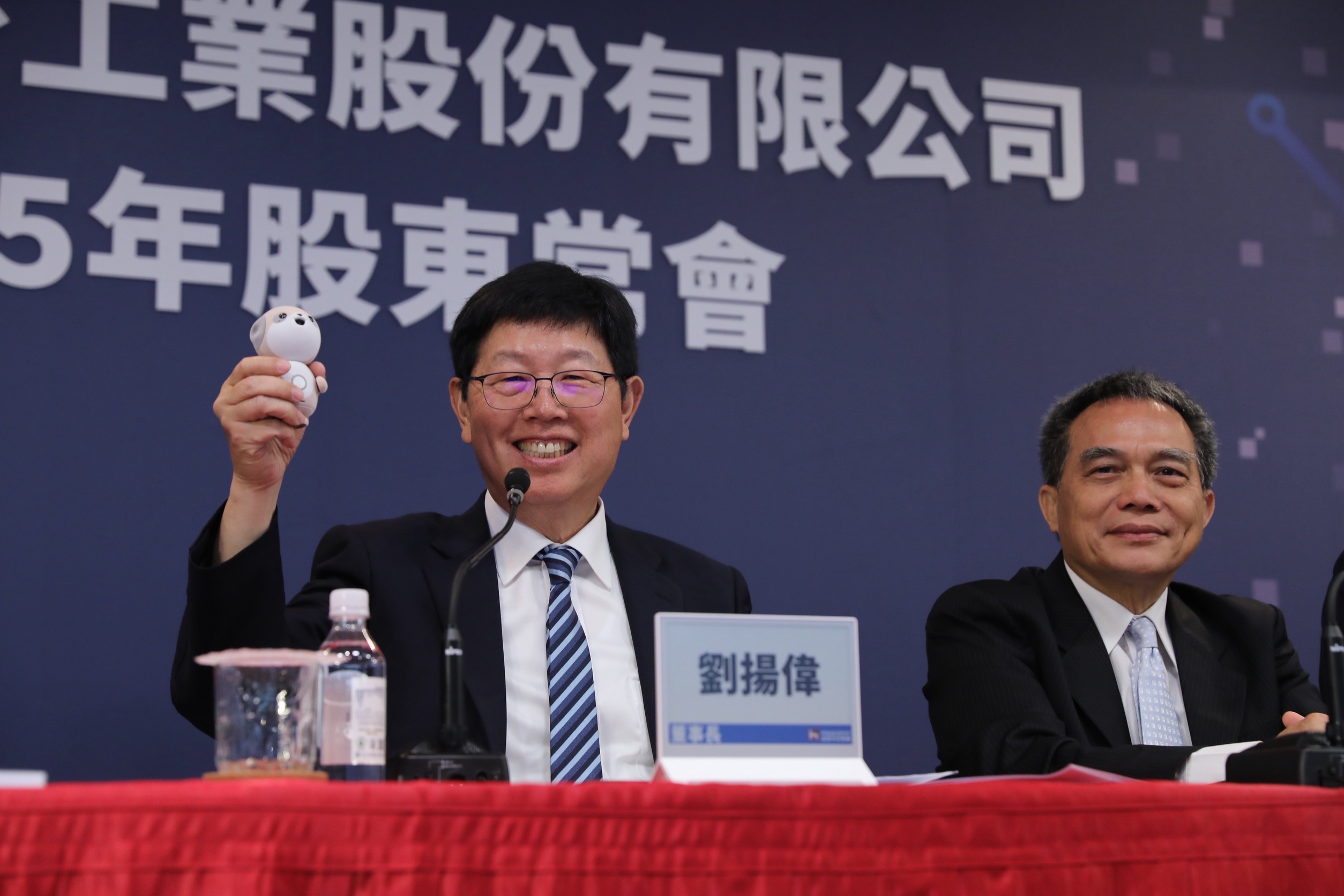 鴻海集團董事長劉揚偉在今（29）日股東會中賣力宣傳手中的萌物—夏普（SHARP）的「Poketomo（口袋同萌）」。