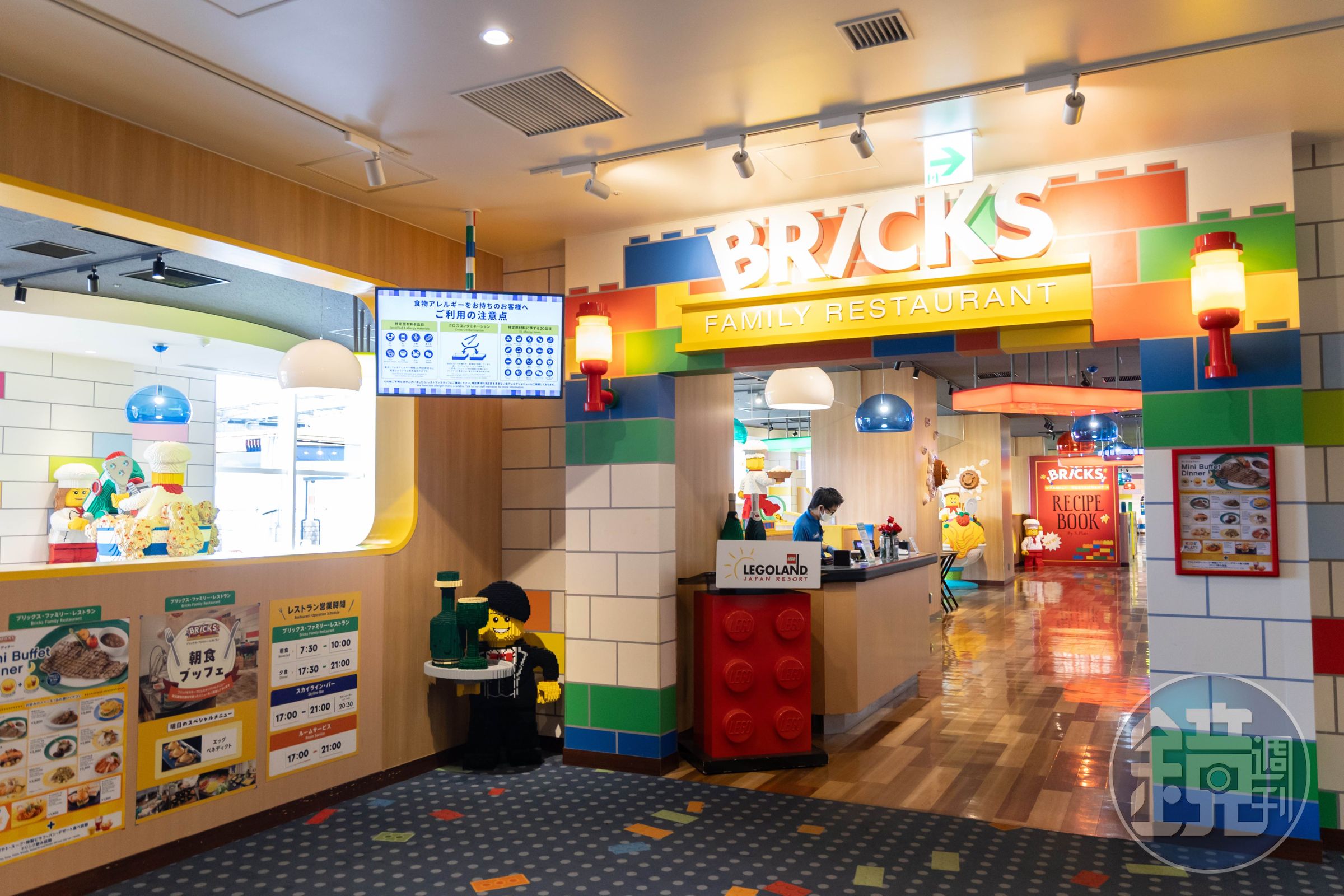 「Bricks Family Restaurant」提供自助式早餐與晚餐，以國際料理與親子餐點為主。