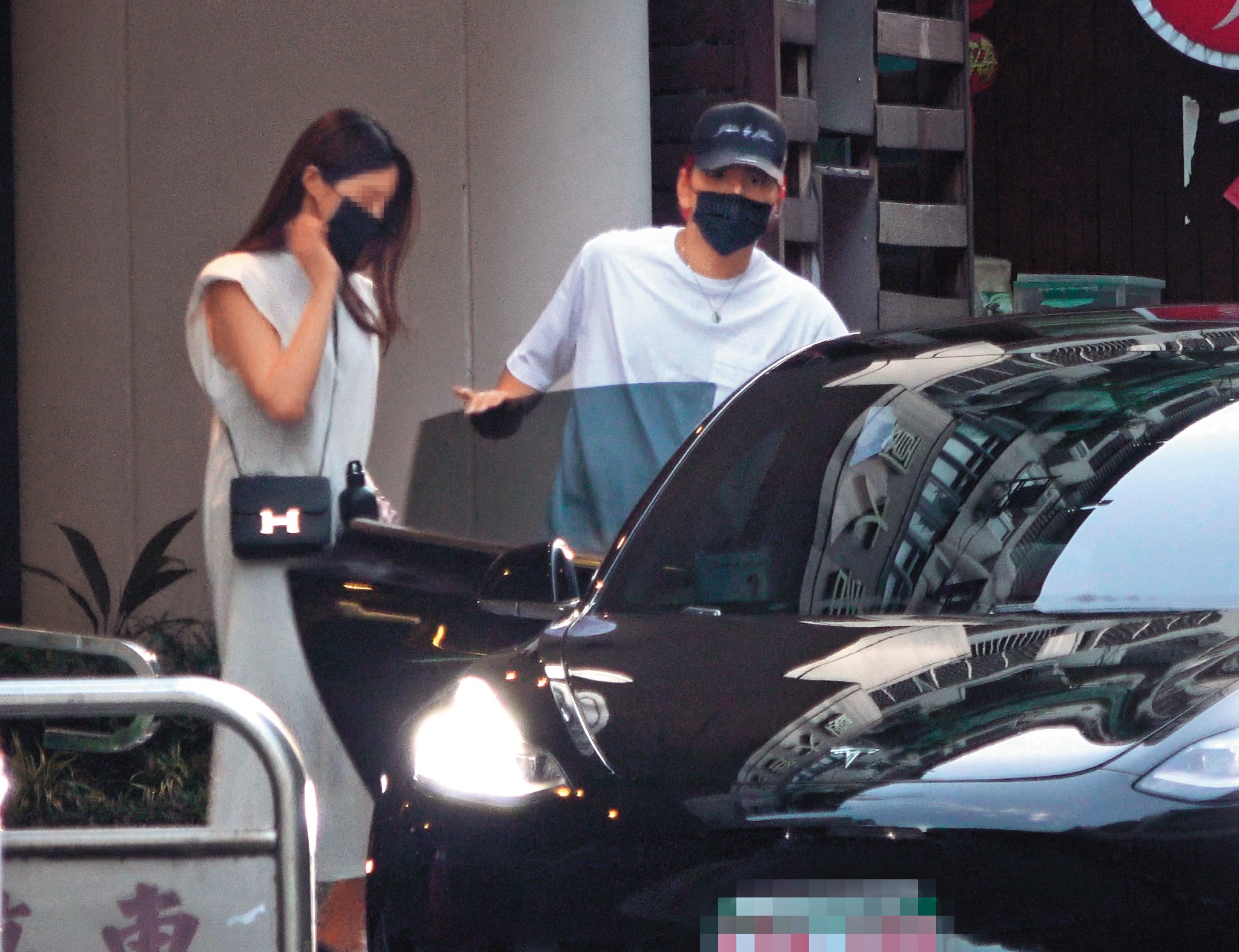 原本看似王大陸一人行動，但此時他身邊跟了一名長髮嫩妹，揹著愛馬仕康康包。