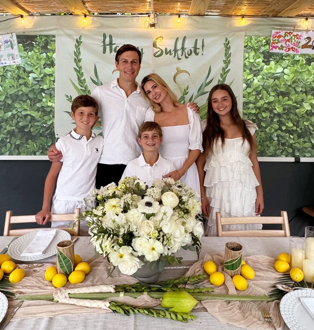 伊凡卡與丈夫庫什納育有1女2子,一家五口相當亮眼。(翻攝ivankatrump IG)