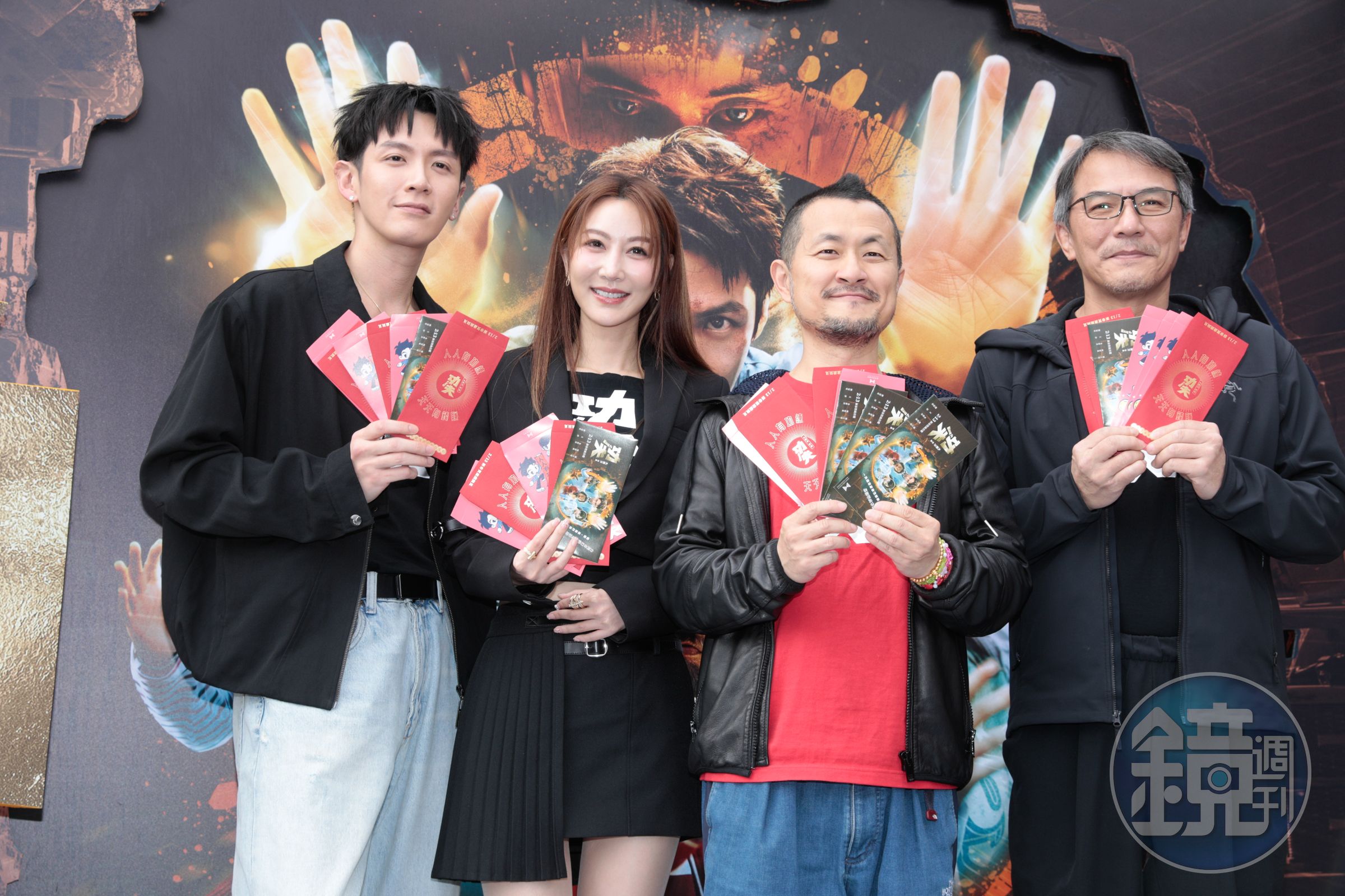導演九把刀率演員柯震東、曾莞婷與戴立忍現身西門町宣傳《功夫》。