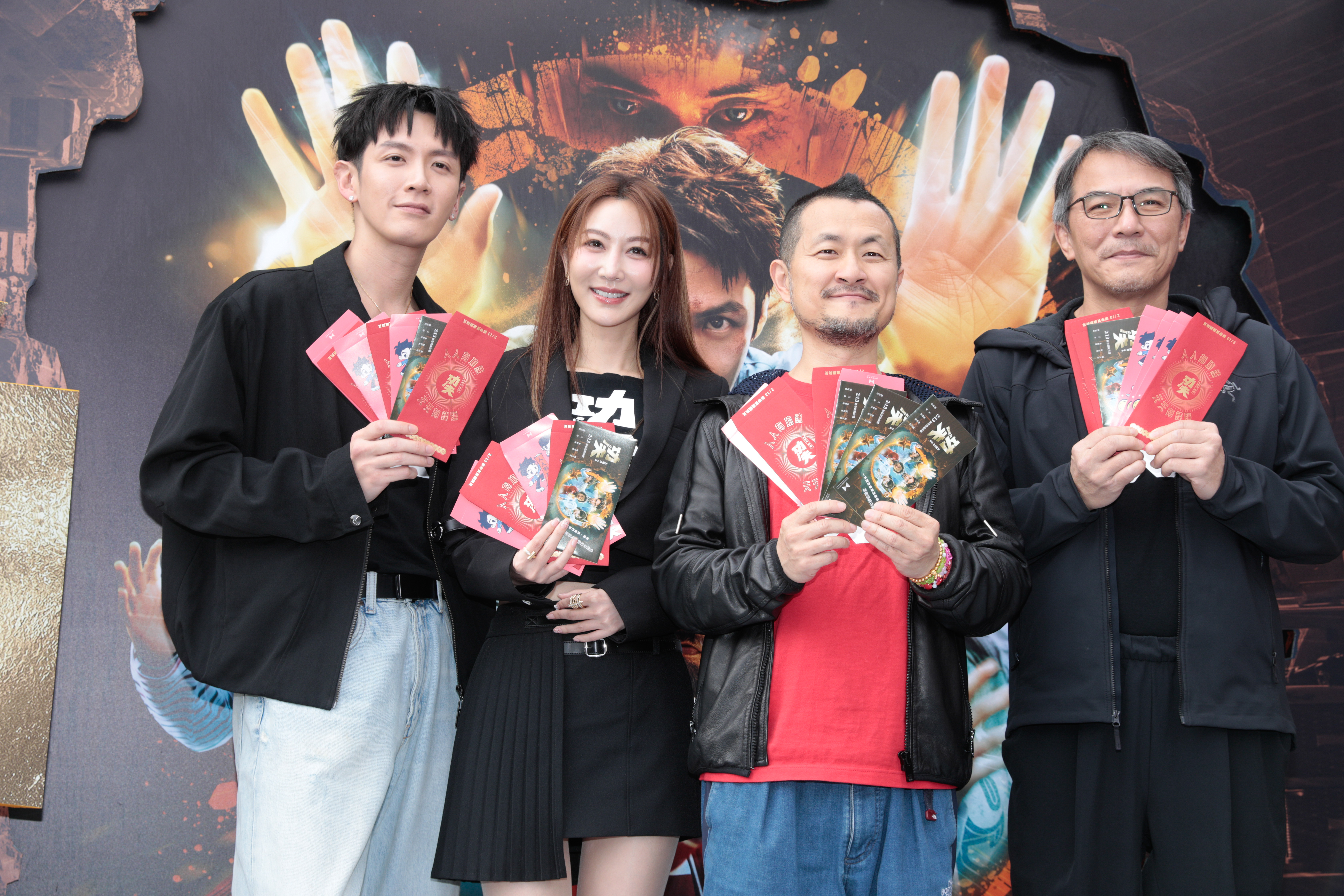 導演九把刀率演員柯震東、曾莞婷與戴立忍現身西門町宣傳《功夫》。