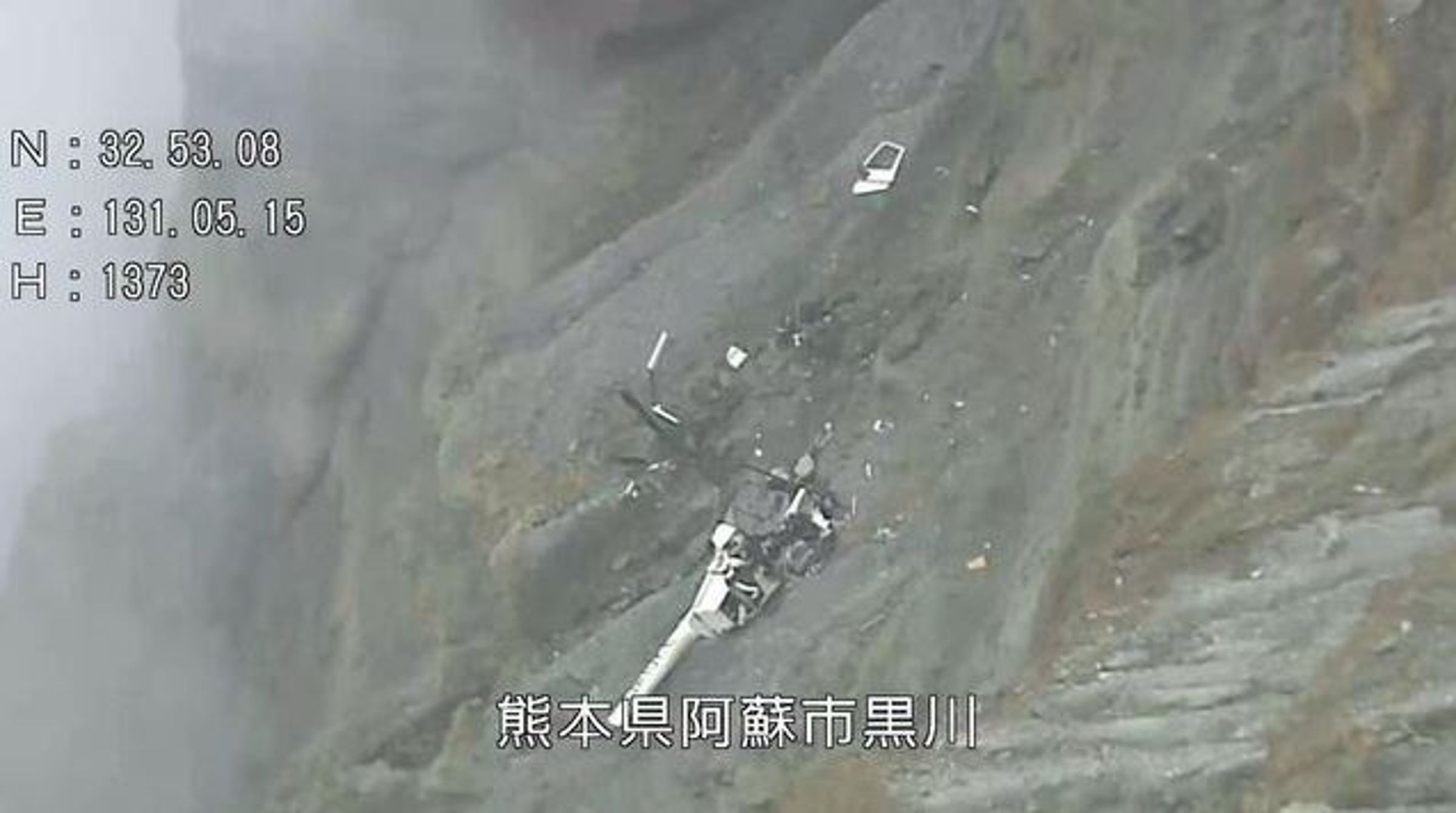 日本熊本縣阿蘇市昨發生觀光直升機墜毀意外。（熊本縣警提供）