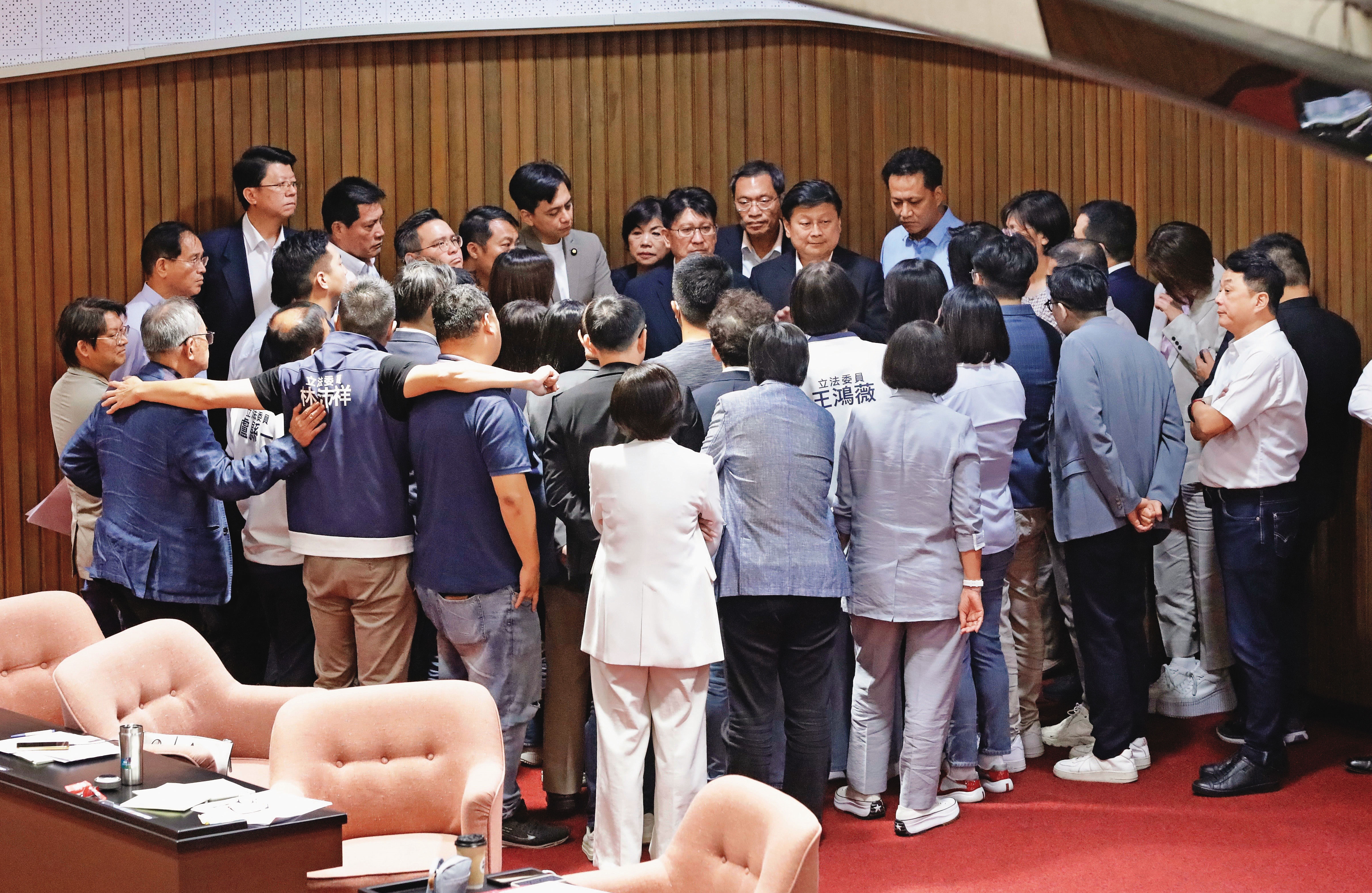 藍營52席立委有近半是新科，議事攻防由大黨鞭傅崐萁統籌指揮。