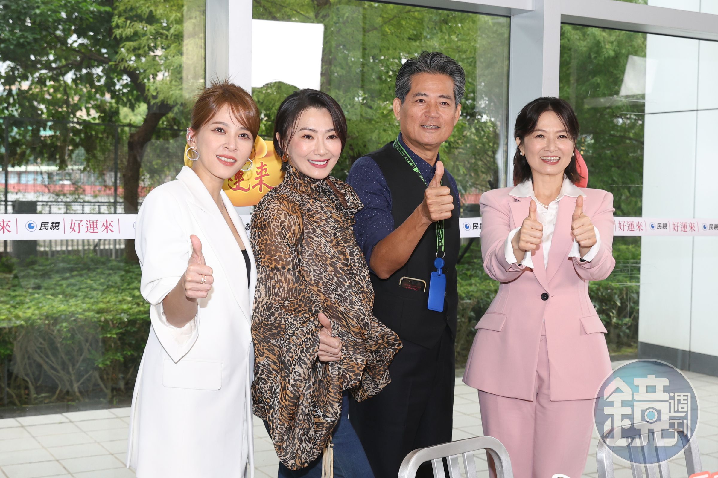 侯怡君(左二)、謝瓊煖(右一)、蘇晏霈(左一)今為民視新八點檔《好運來》盛裝出席。