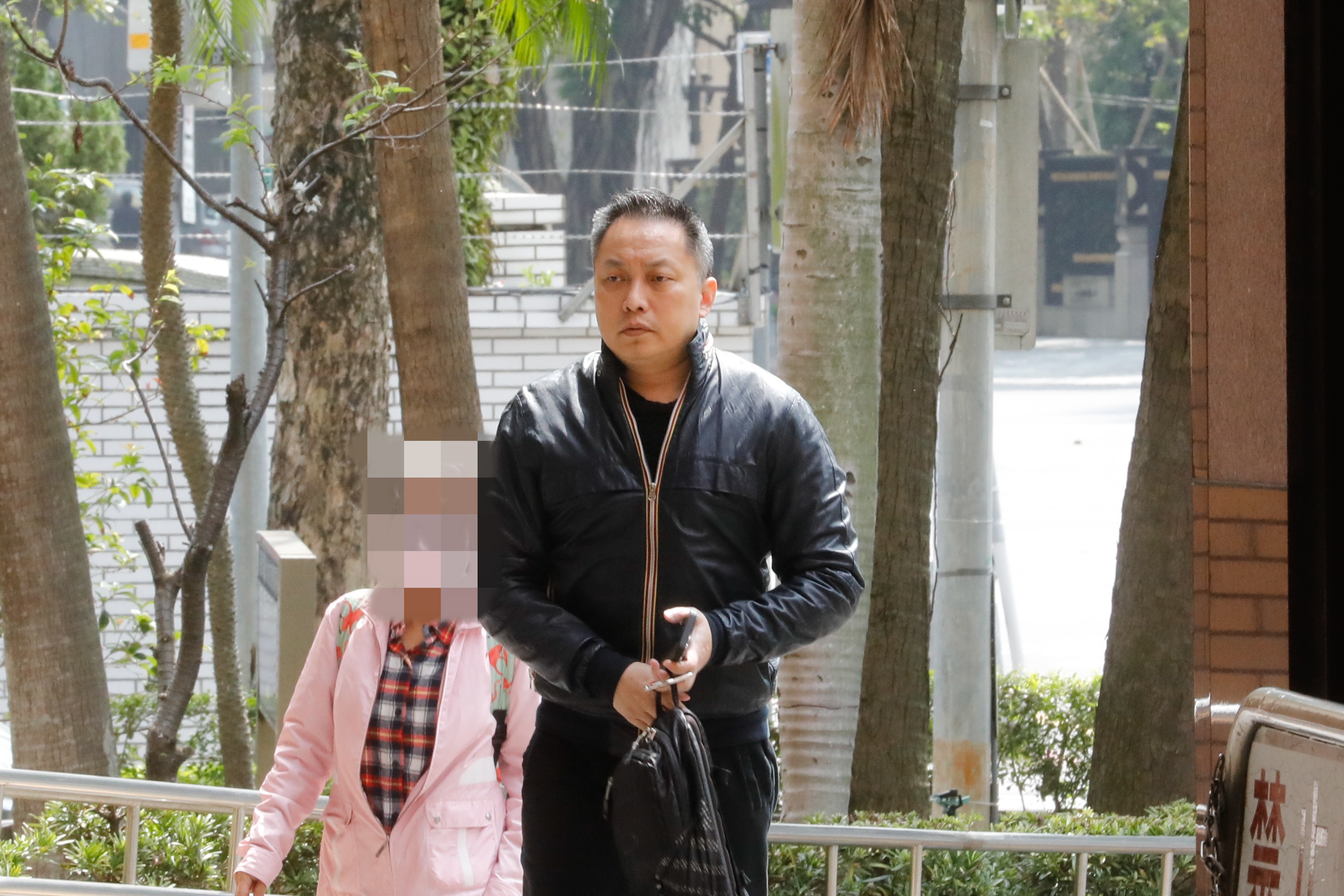 錢人豪不僅狀告《周處除三害》涉嫌抄襲其劇本《無法無天》創作，並對該片導演黃精甫及製片公司「一種態度」聲請財產假扣押。