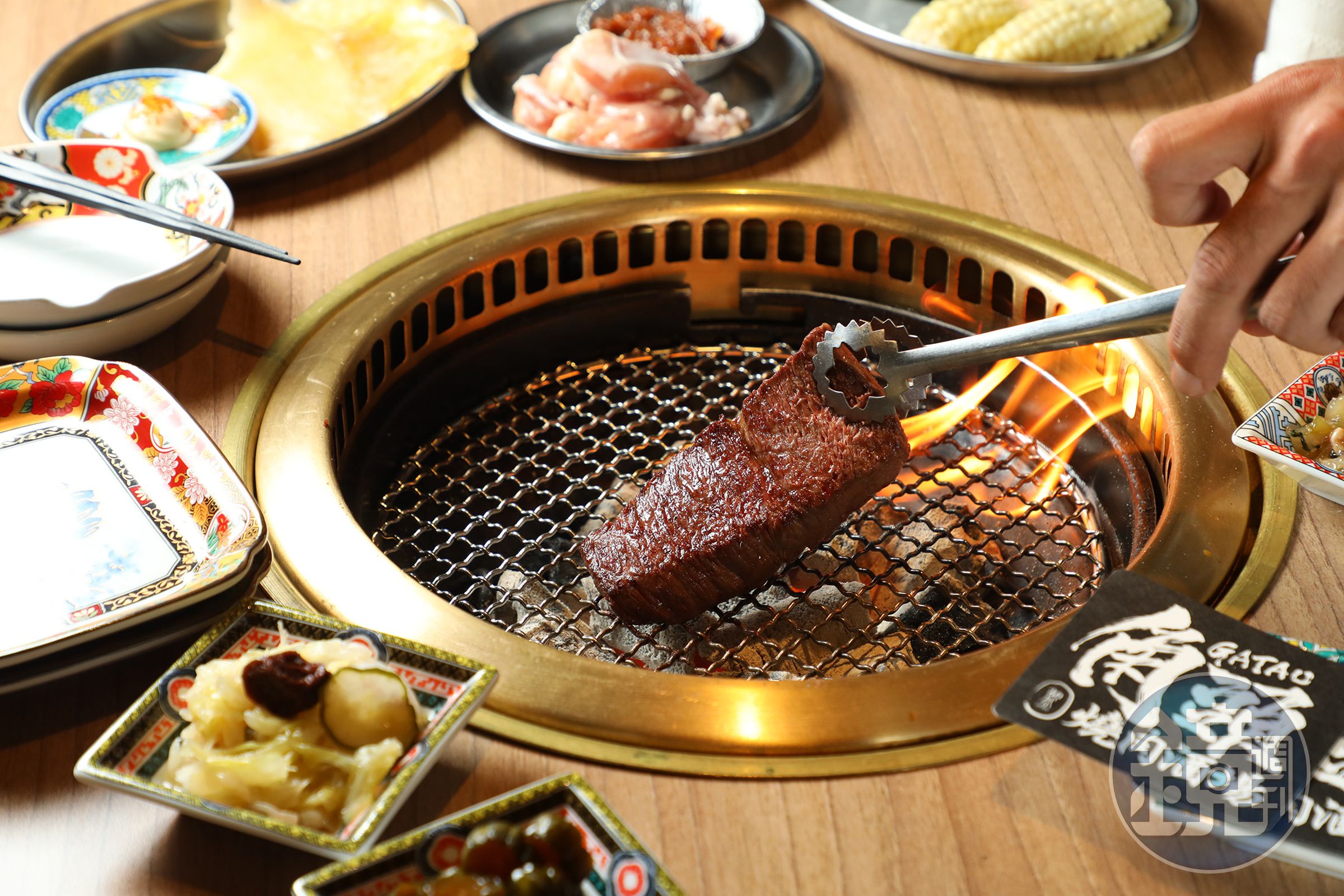 「角頭燒肉酒場」主打炭火烤肉，為食材賦予最原始的煙燻香氣與燒烤美味。
