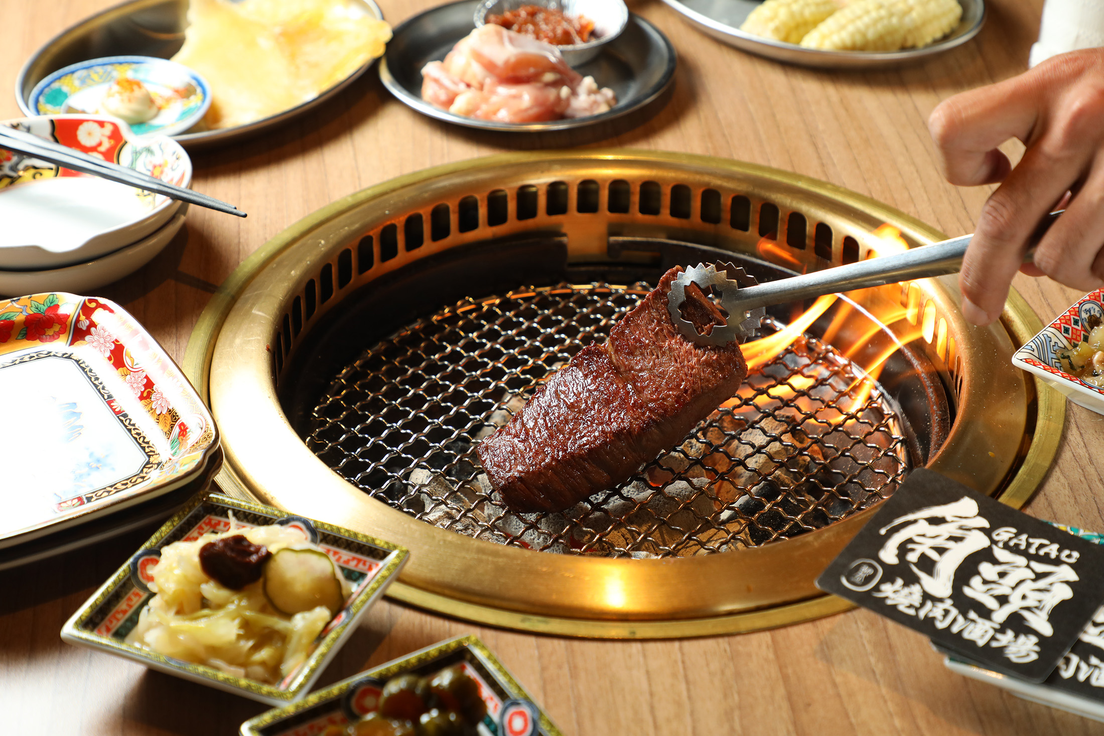 「角頭燒肉酒場」主打炭火烤肉，為食材賦予最原始的煙燻香氣與燒烤美味。