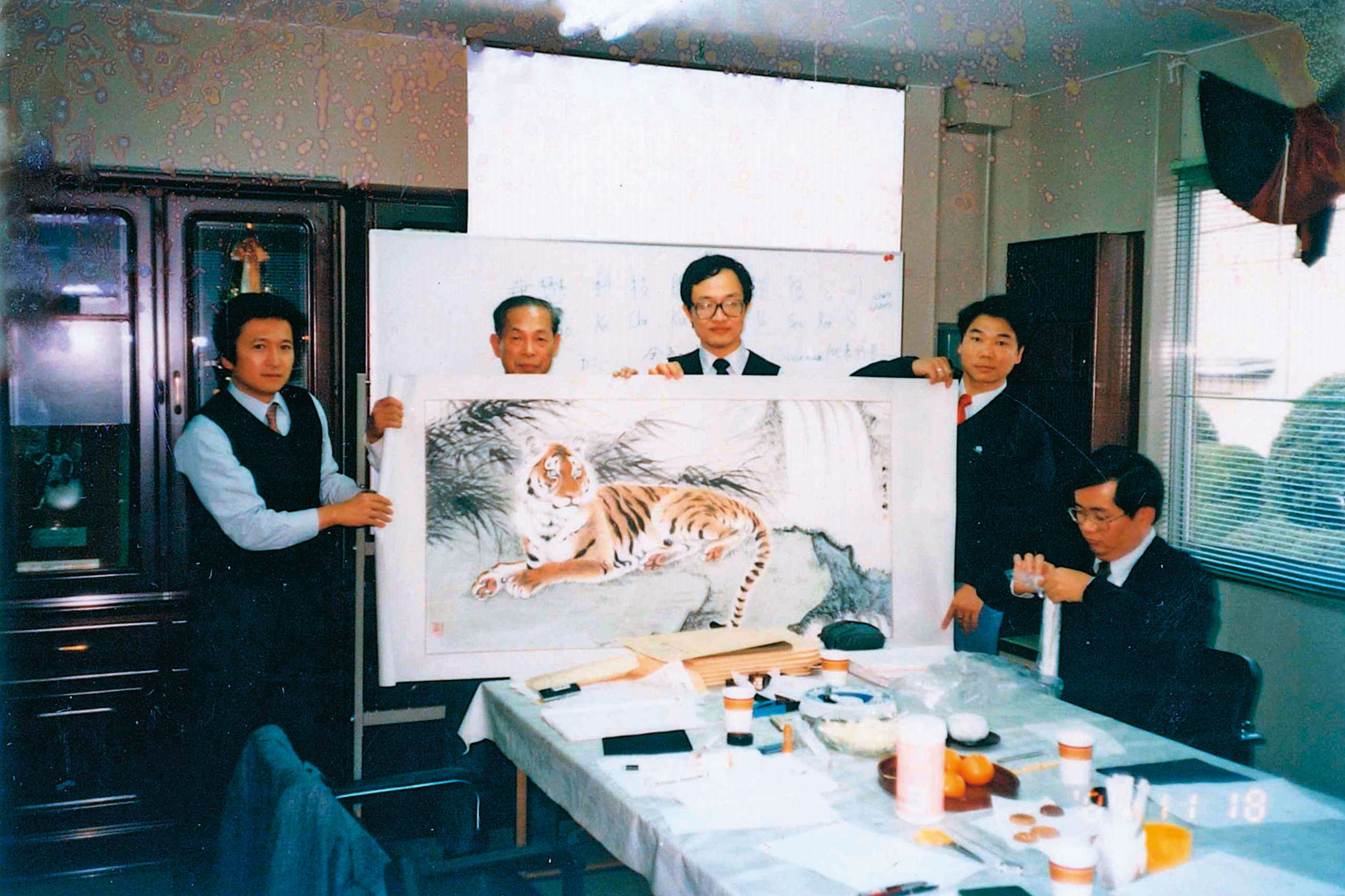 30多年前鄭石治（右2）到日本親自拜訪西部技研社長（左2），2人緊密合作至今。（華懋提供）