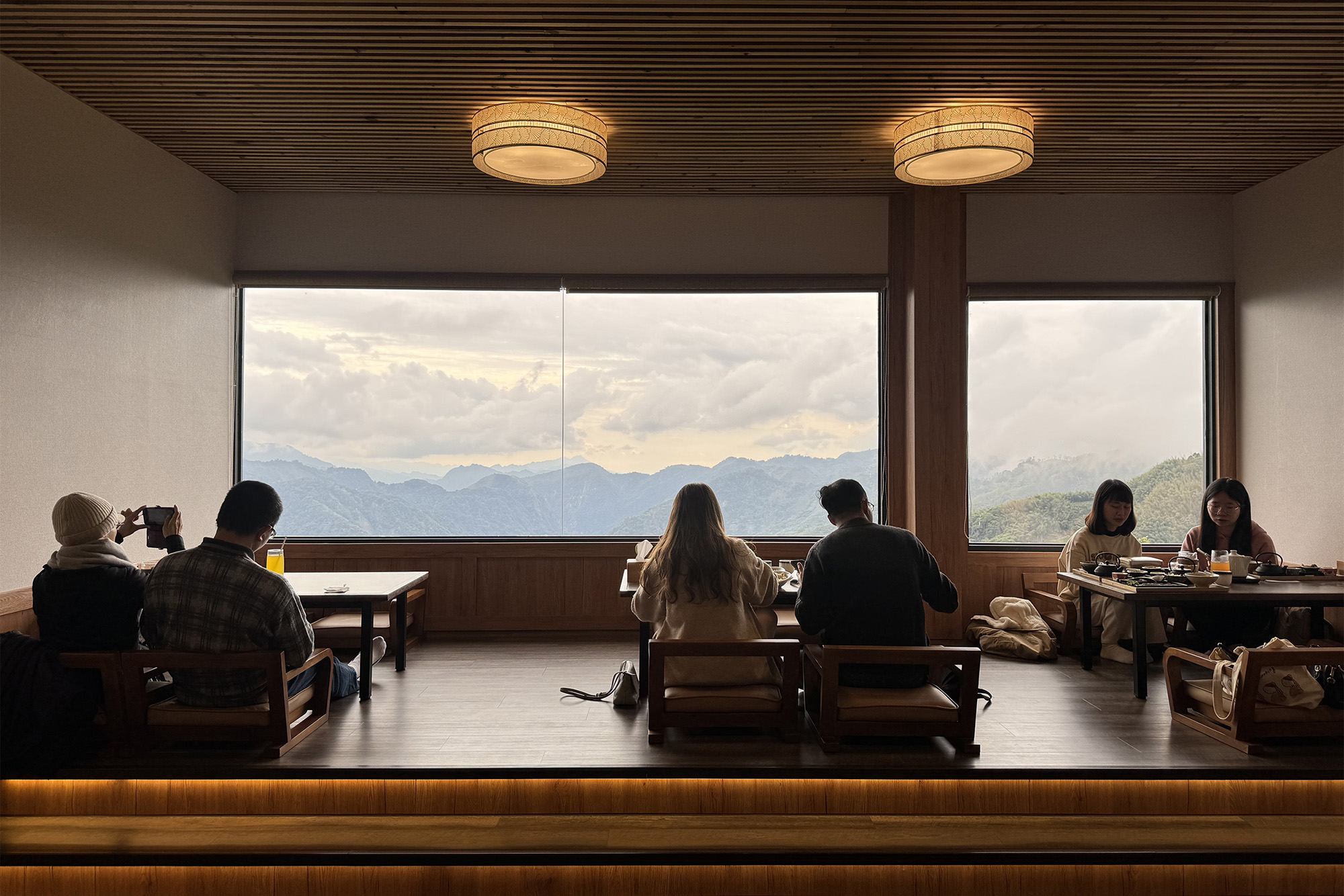 位於阿里山上的「佐一茶屋」，擁有可飽覽阿里山流動景緻的窗景。