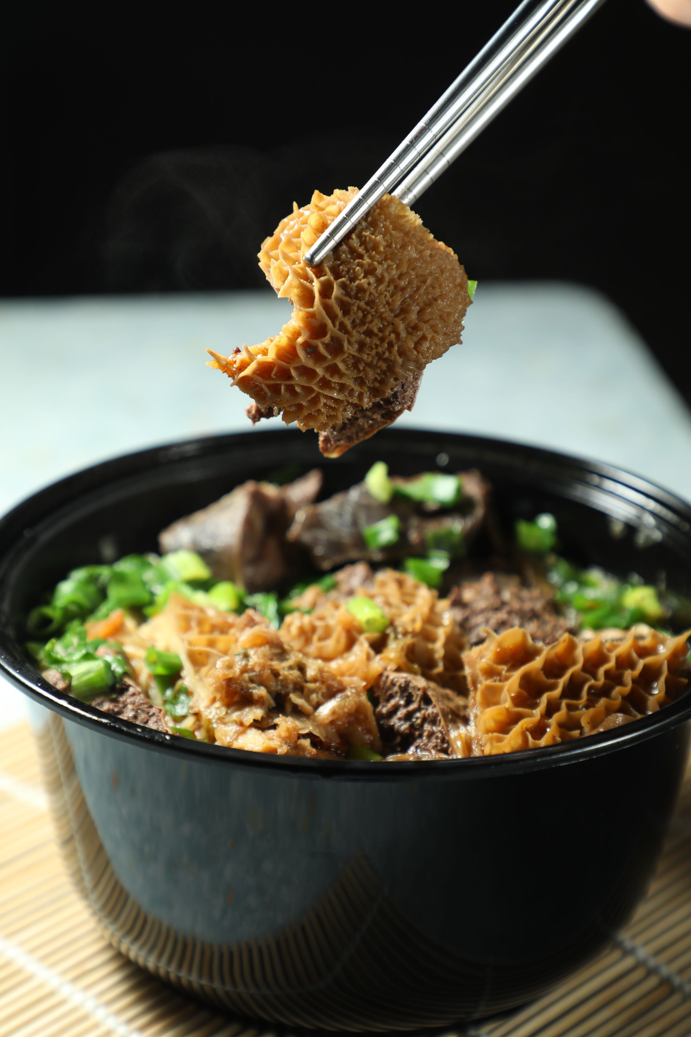 點一碗「雜麵」就能吃到牛全餐，牛膀、牛腸、牛肚與牛肺一次滿足。（港幣49元／碗）