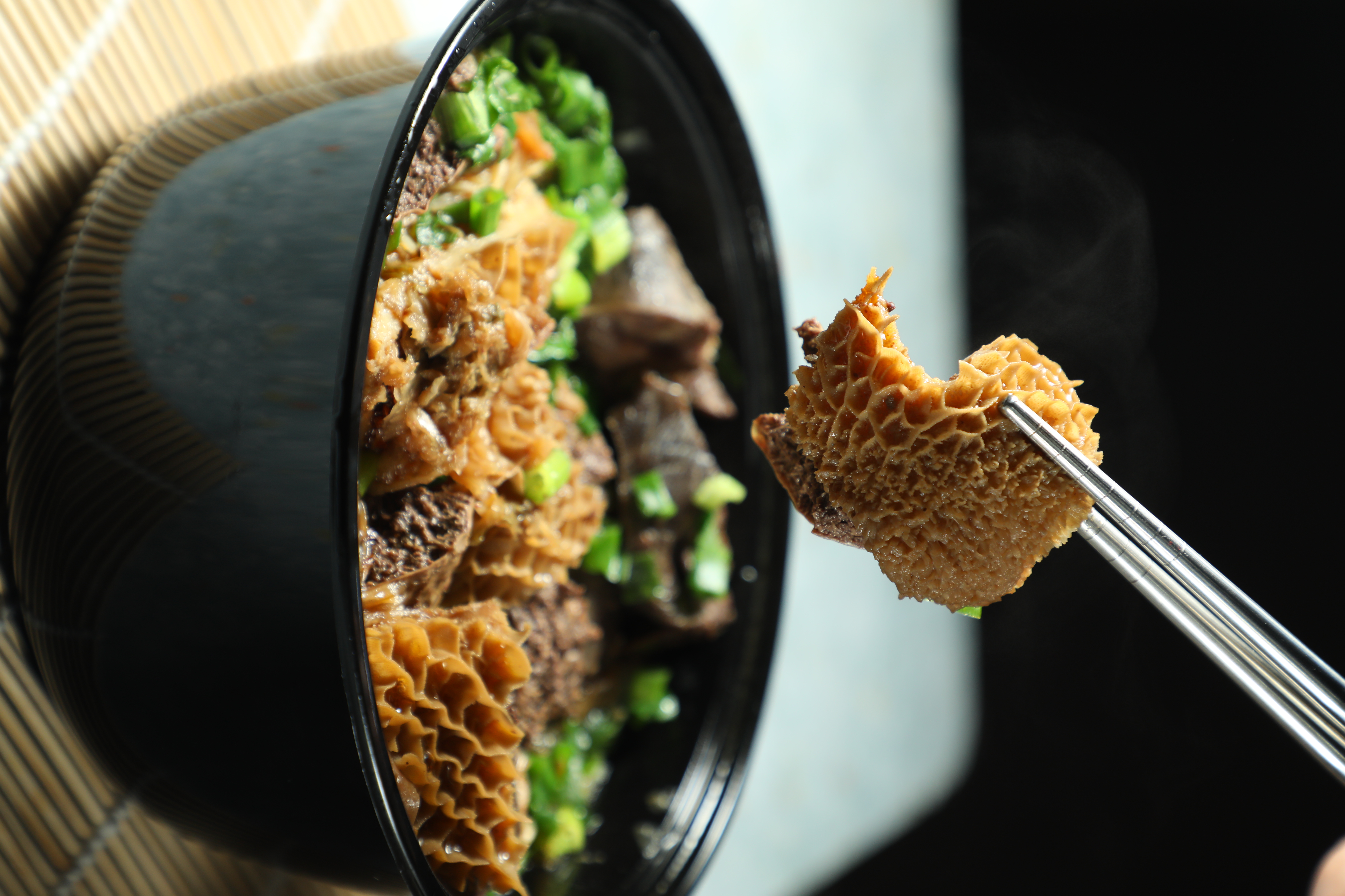 點一碗「雜麵」就能吃到牛全餐，牛膀、牛腸、牛肚與牛肺一次滿足。（港幣49元／碗）