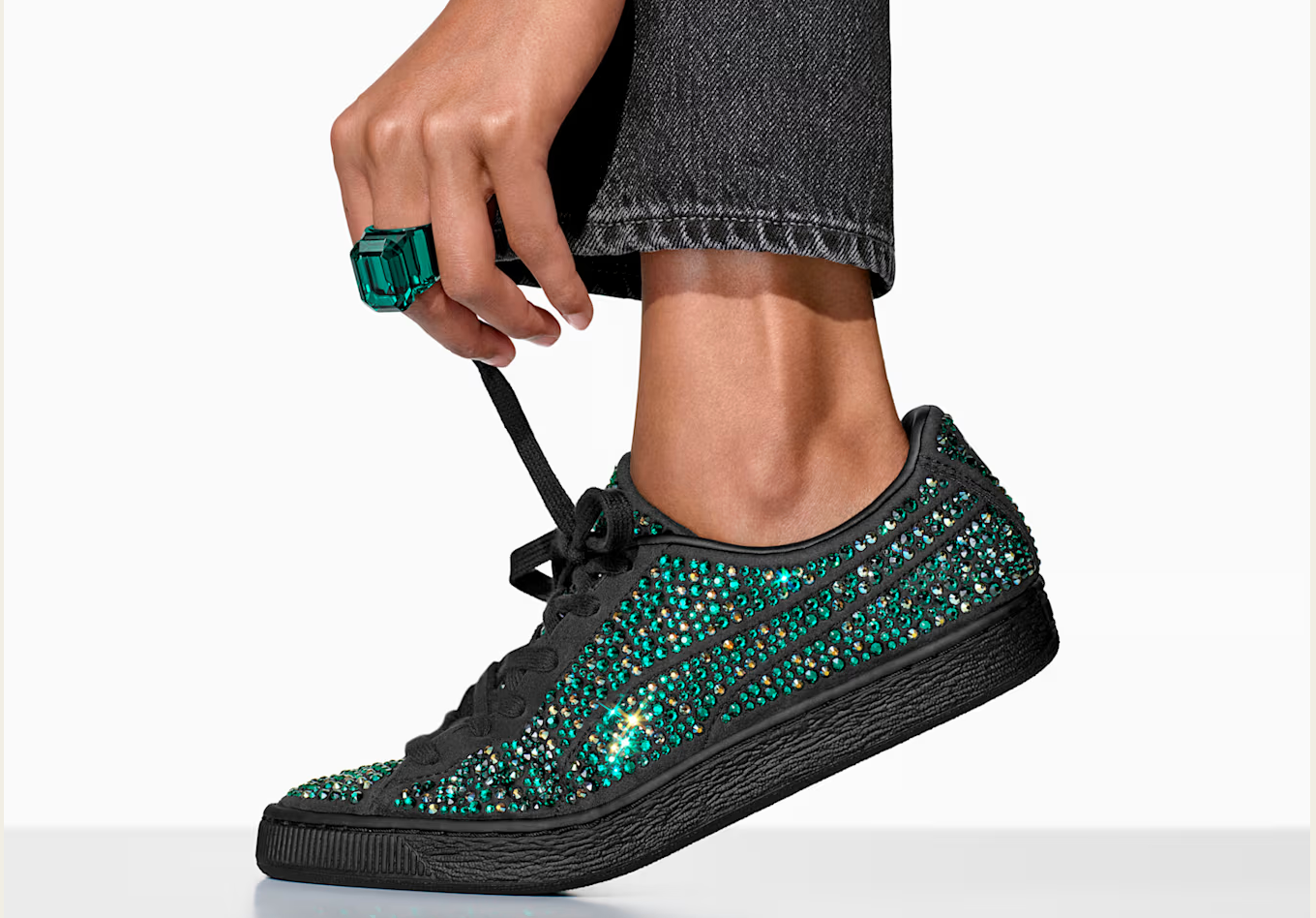 PUMA for SWAROVSKI CREATORS LAB系列運用華美的綠色Swarovski水晶設計。（翻攝自官網）