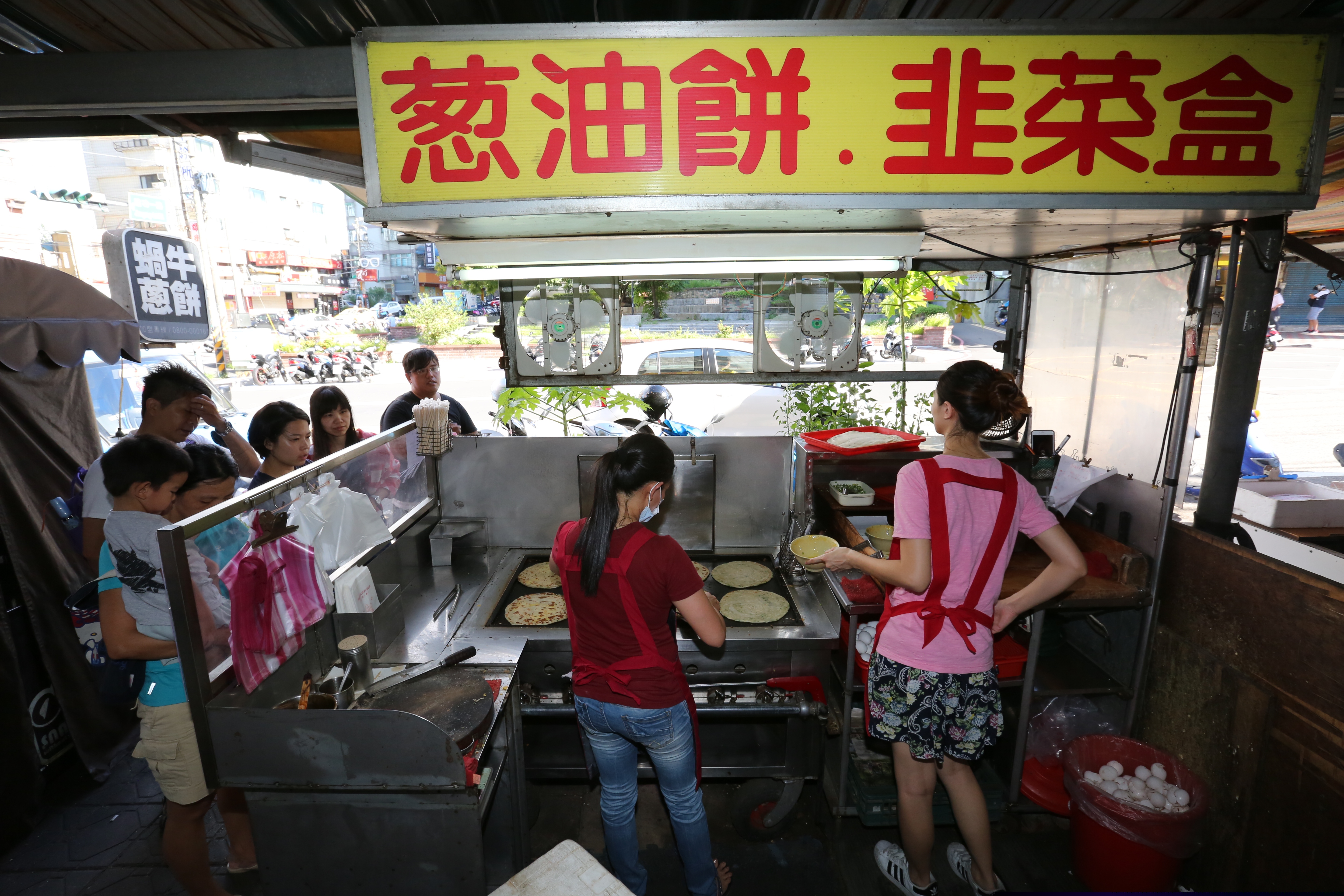 儘管小小的攤子並不起眼，卻是陳德民用第一任妻子的手尾錢重新出發的據點。