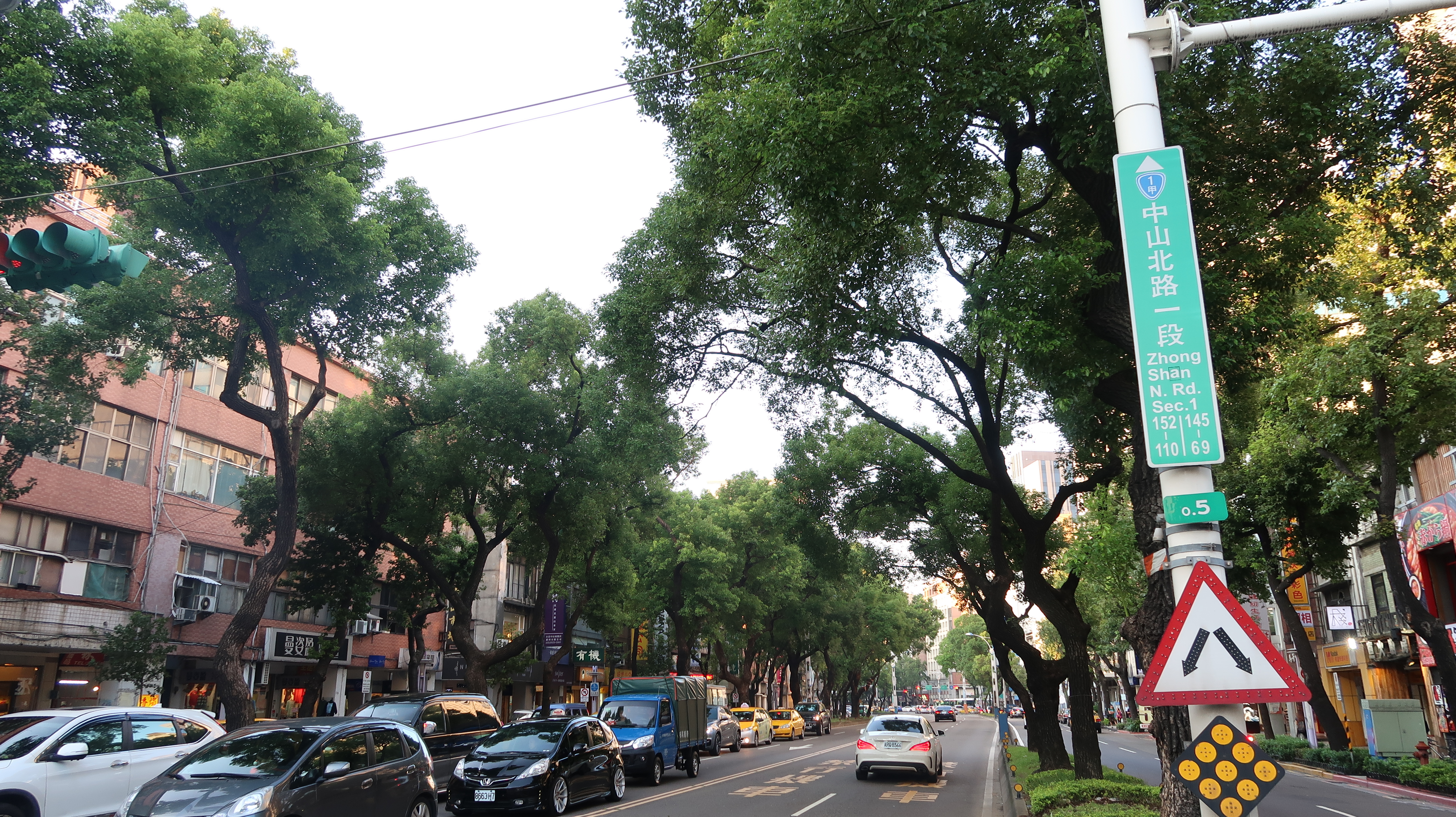 台北市中山北路沿線綠樹成蔭，是一條充滿歷史感的公路。