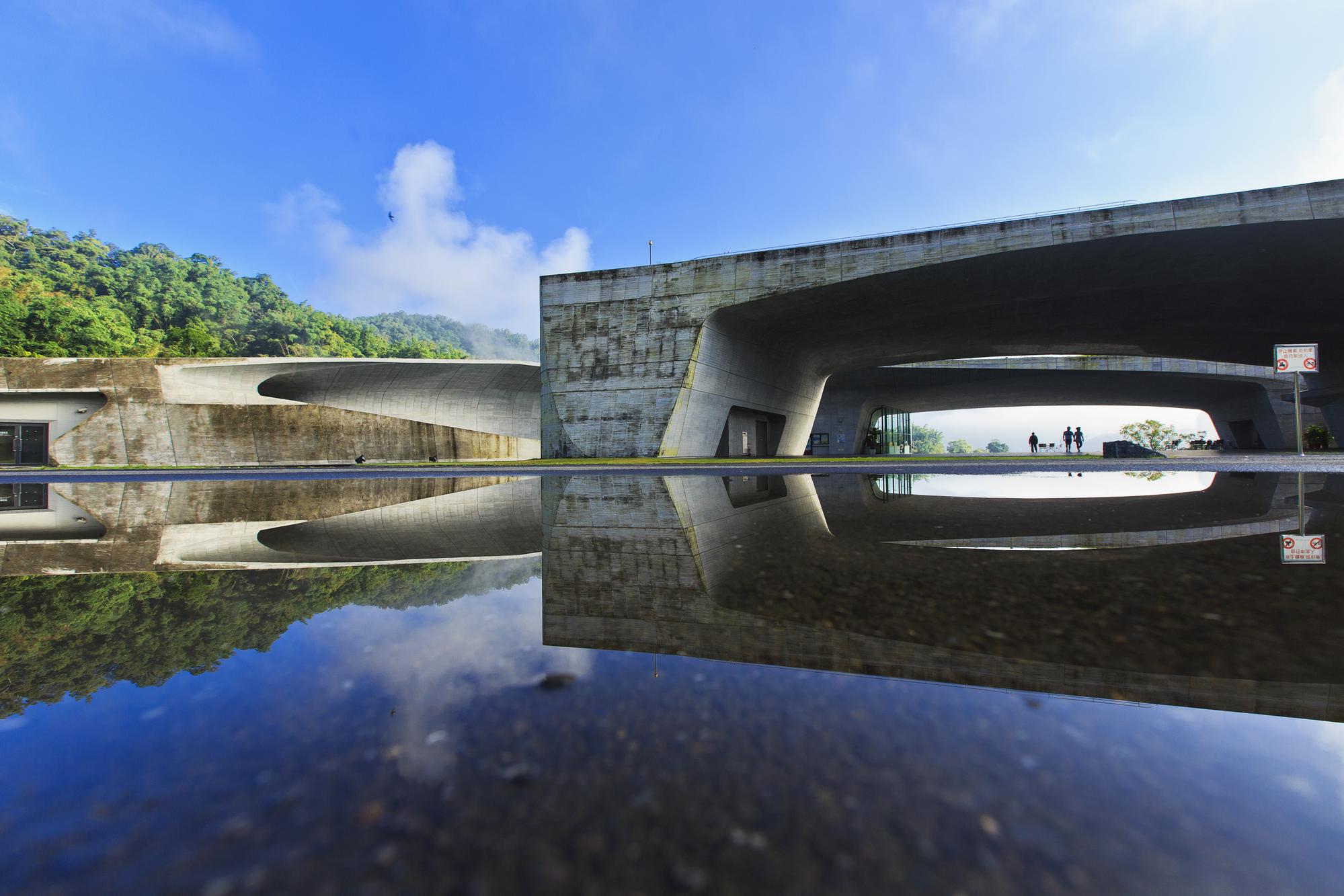 日月潭的「向山遊客中心」浮現水面，是中山路的吸睛焦點。（圖片提供：日月潭國家風景區管理處）