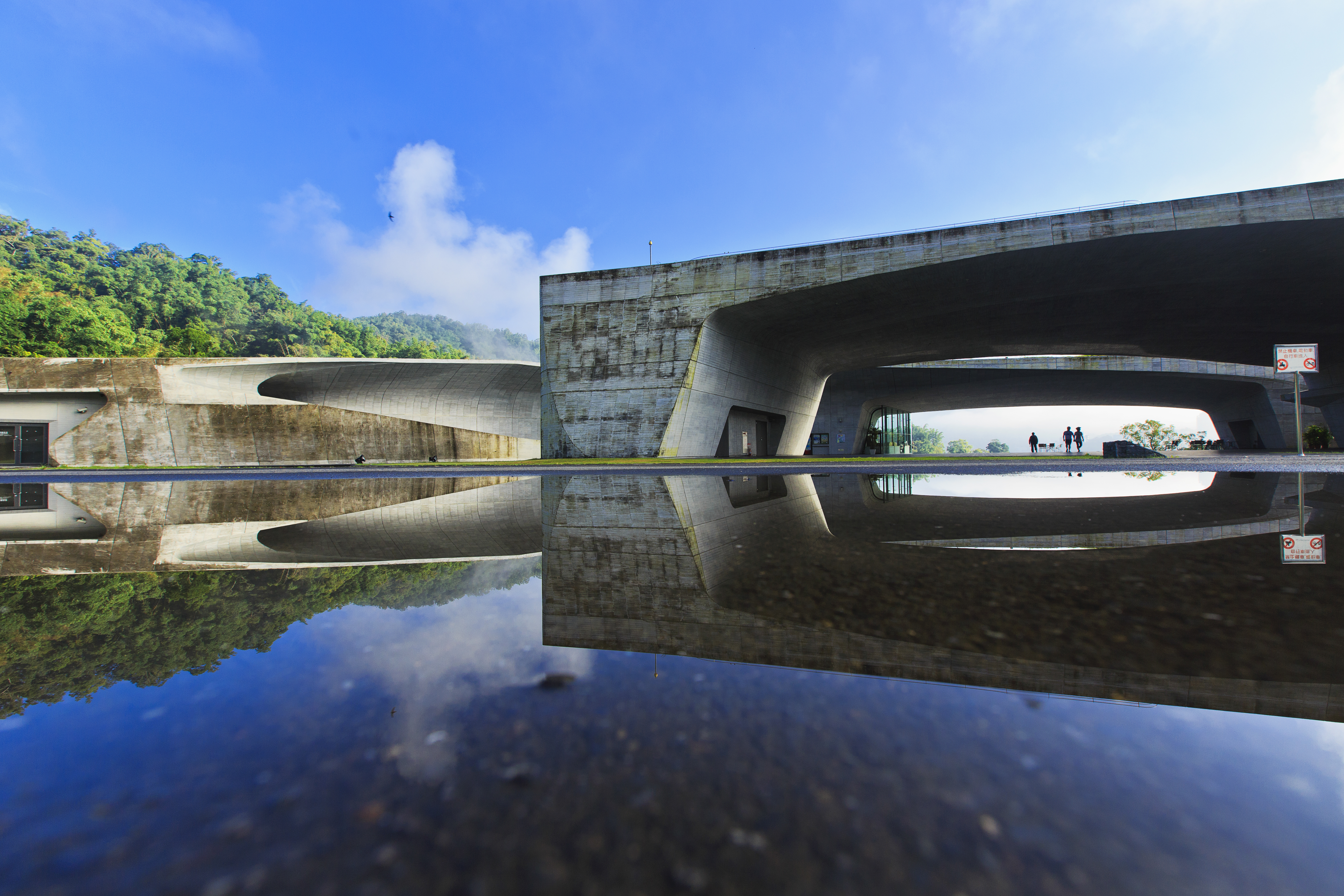 日月潭的「向山遊客中心」浮現水面，是中山路的吸睛焦點。（圖片提供：日月潭國家風景區管理處）