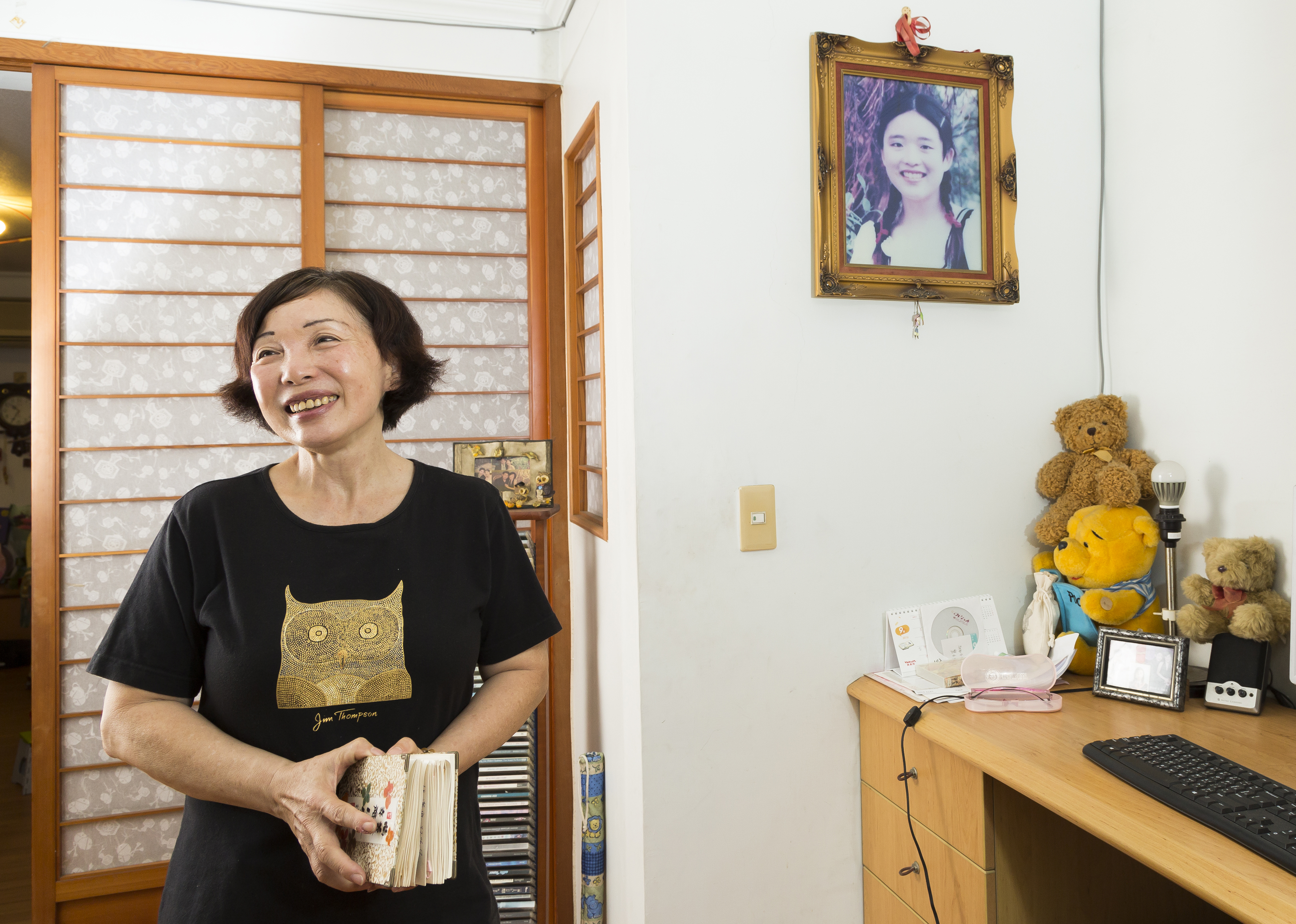 書房是趙鸞美每天固定的生活據點，桌角的熊熊是小女兒當年的寶貝，小女兒照片就掛在牆上，她轉頭就可以跟女兒說話。（馬景平攝影）