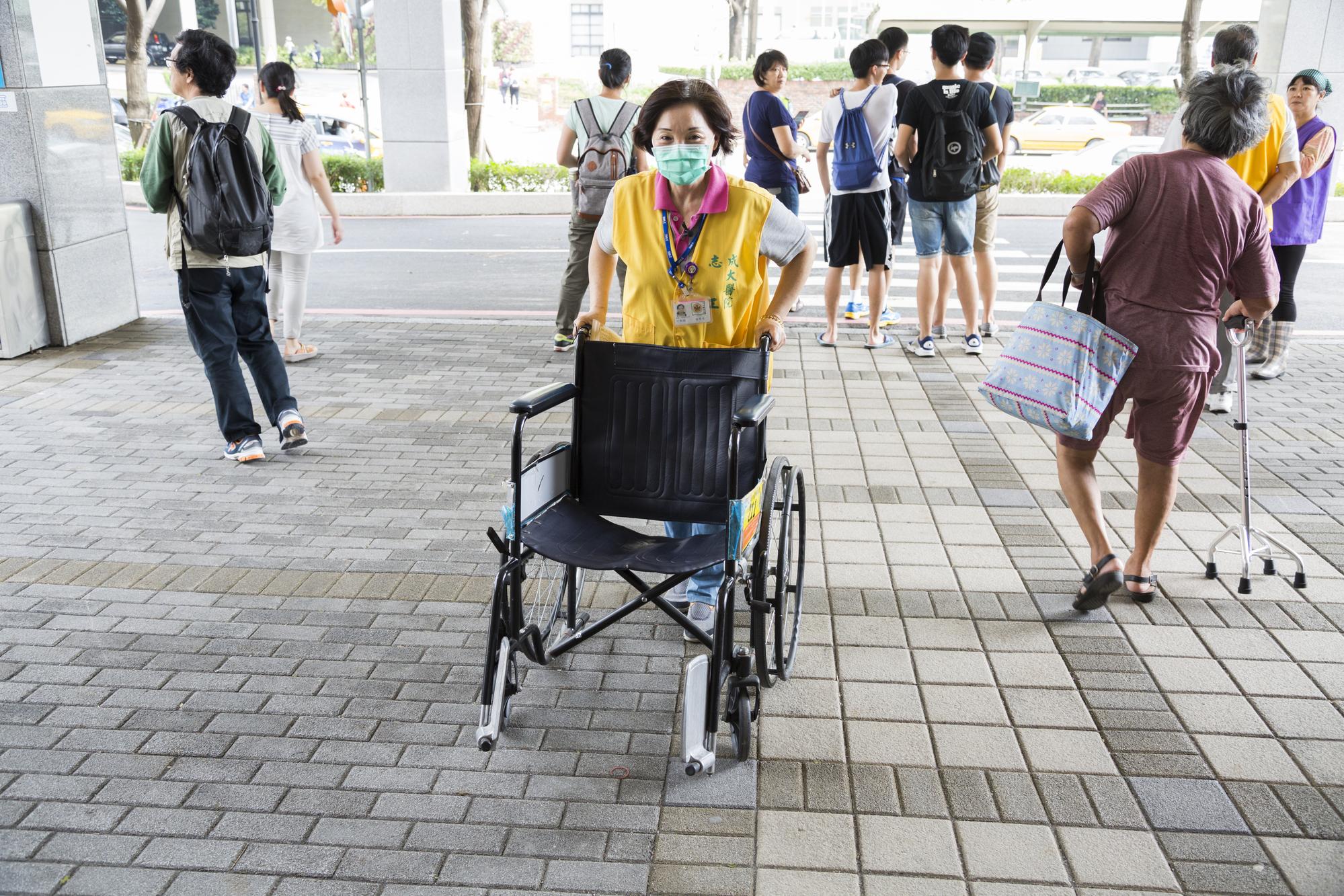 趙鸞美在成大醫院擔任行動關懷組志工7年，協助病患上下車、推輪椅，她同時也是器官捐贈宣導志工。（馬景平攝影）