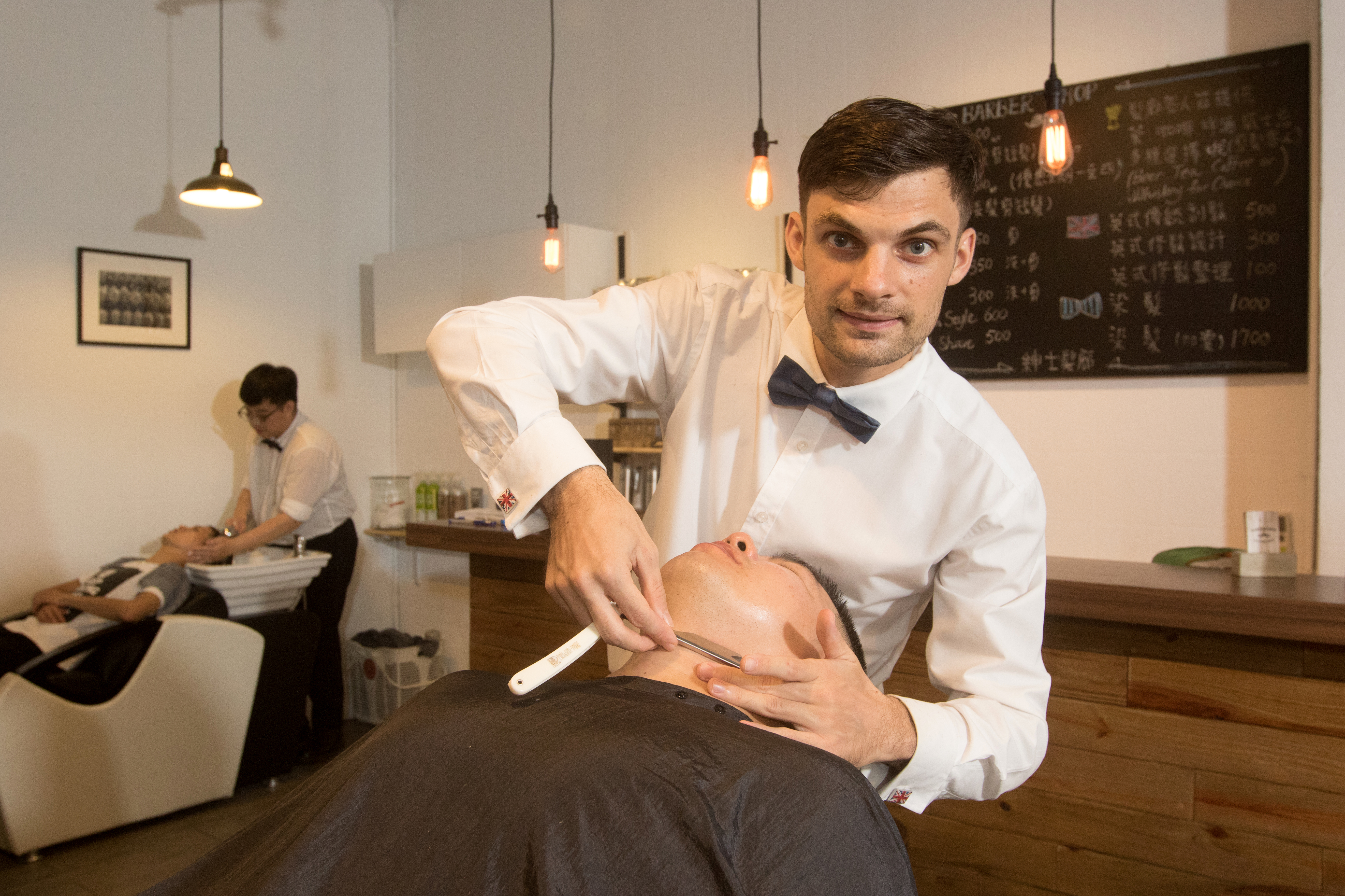 「Cutting Edge Barber Shop英倫紳士髮廊」滿足旅人的英式文化癮頭。（攝影：林煒凱）