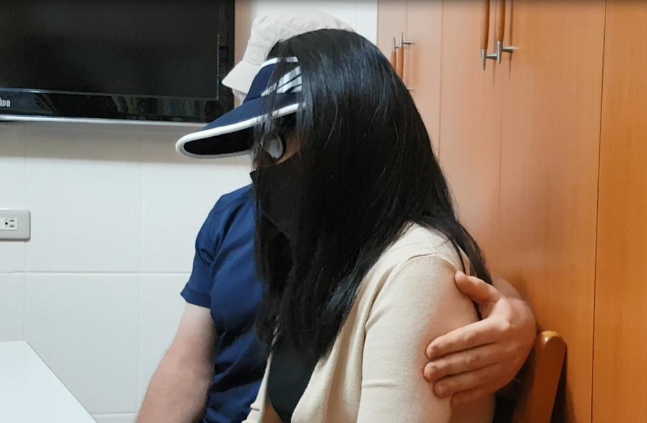 Amy的父母談及自己女兒竟被自己視如家人的鄭家堯性侵，不禁淚崩。