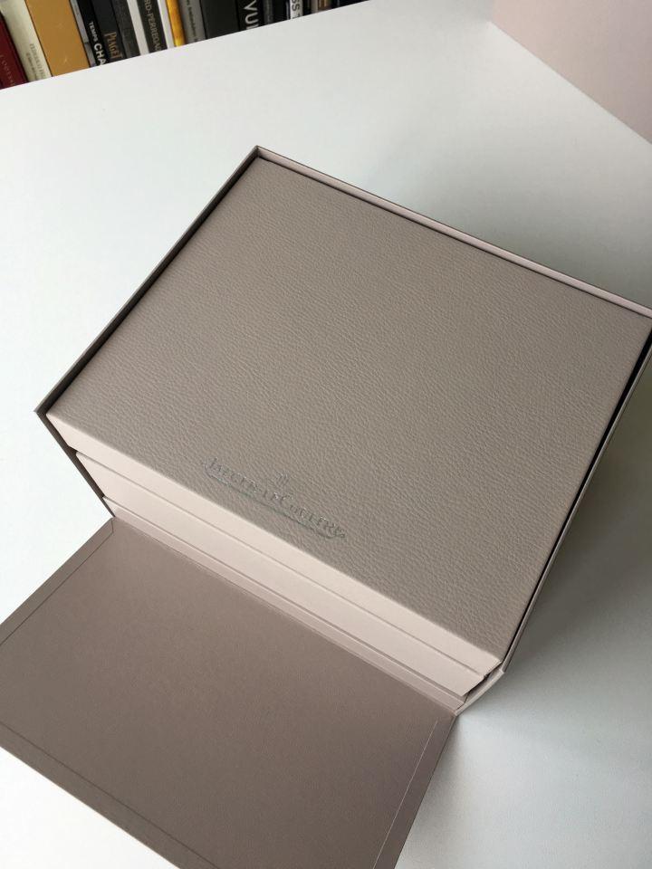 一個外觀相當樸質的錶盒。