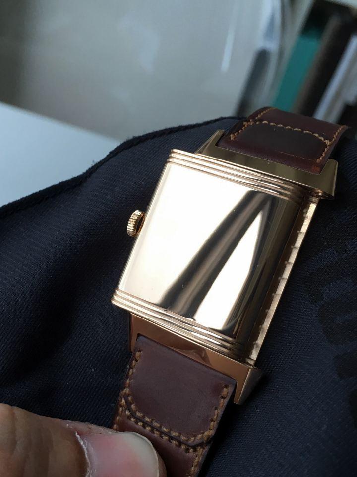 Reverso 最著名的翻轉錶殼,翻到背面是一整面光滑如鏡的實心玫瑰金底蓋。