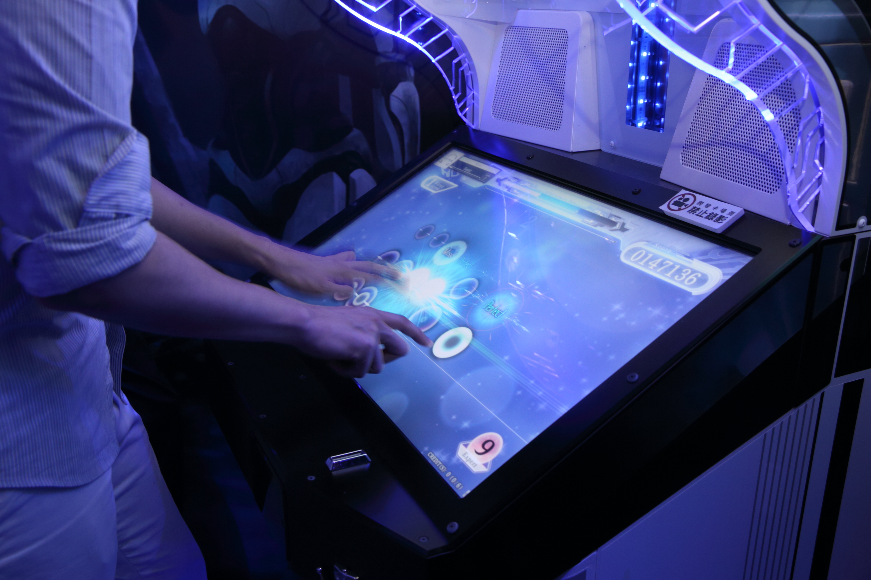 遊戲迷尖叫   雷亞執行長導覽概念店