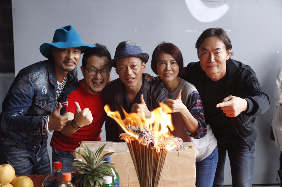 崔震東（右起）和柴智屏改編九把刀（左2）的《樓下的房客》，找演技派的李康生（中）與任達華為劇添色。（翻攝自崔震東臉書）