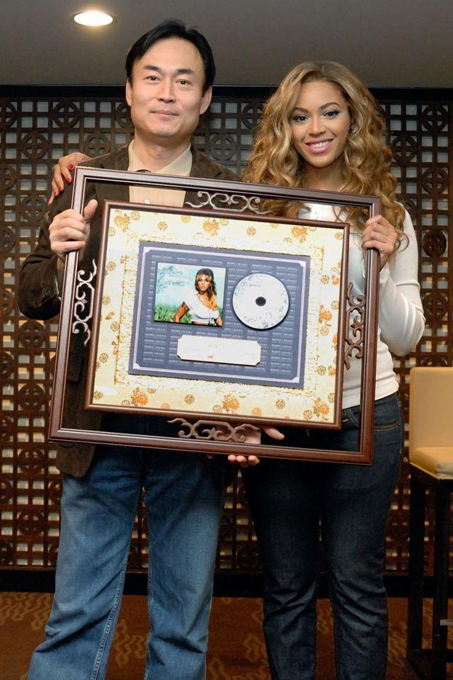 崔震東(左)曾擔任索尼音樂大中華區總裁,旗下囊括碧昂絲等大牌,培養他的國際視野。(翻攝自崔震東臉書)