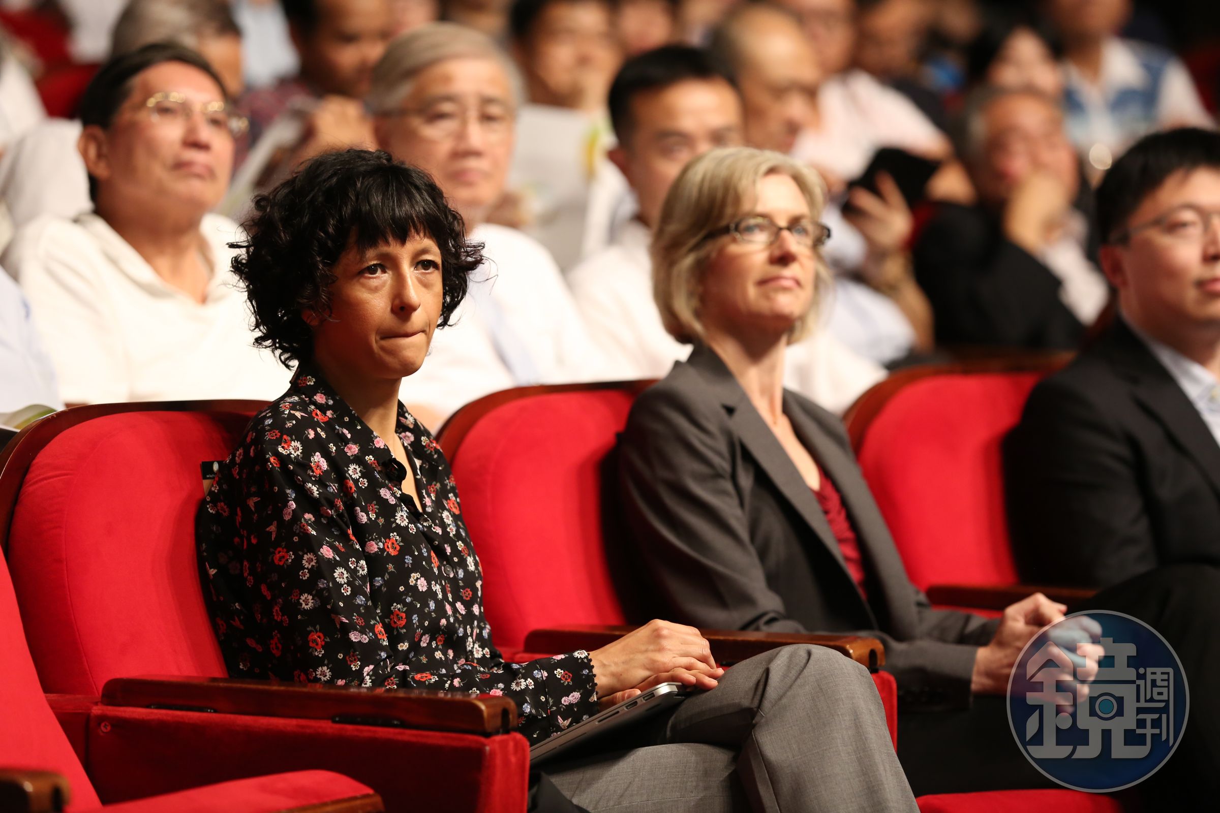 身為全球最具影響力科學家之一，夏彭提耶（左）全球演講邀約不斷，突然湧現的光環，她仍是不大適應。攝影／賴智揚