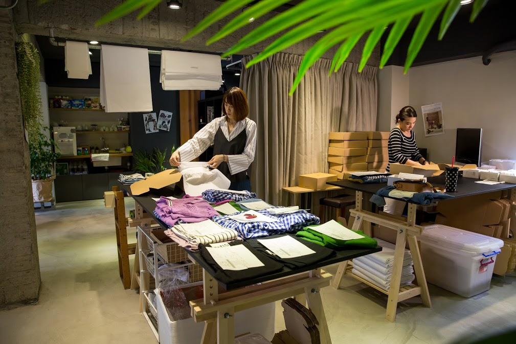 工作室雖不到50坪，但每月出貨達千件以上。（攝影：鄒保祥）