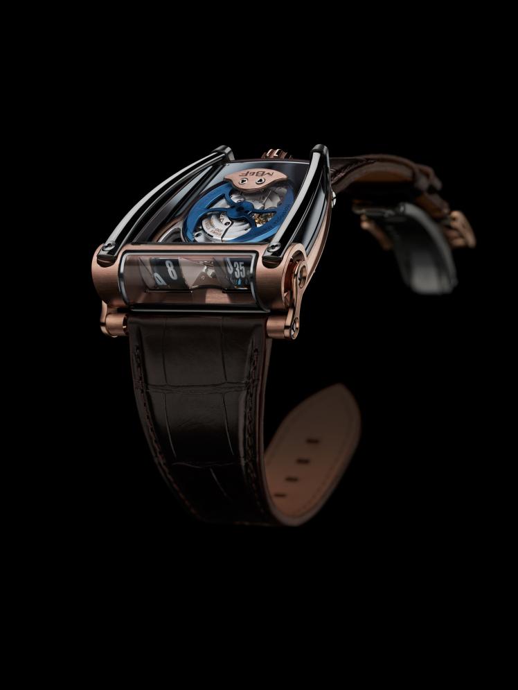 MB&F HM8 錶款的正面全貌。