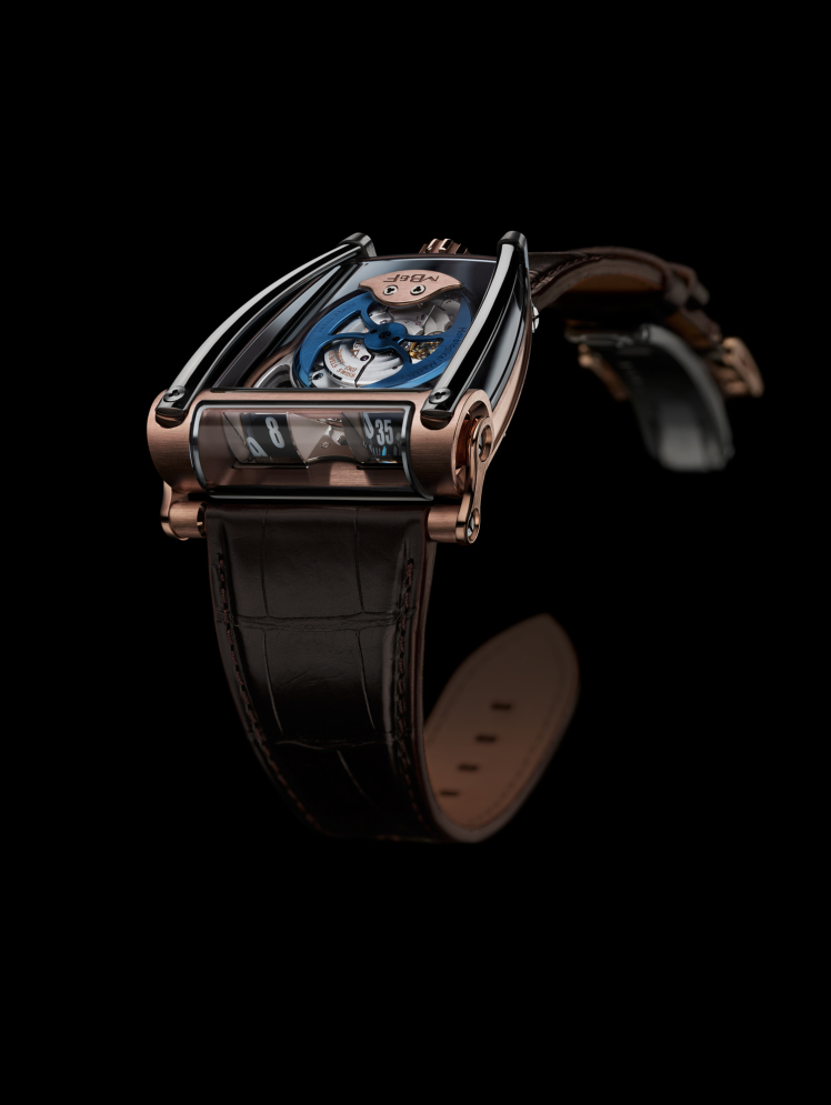 MB&F HM8 錶款的正面全貌。