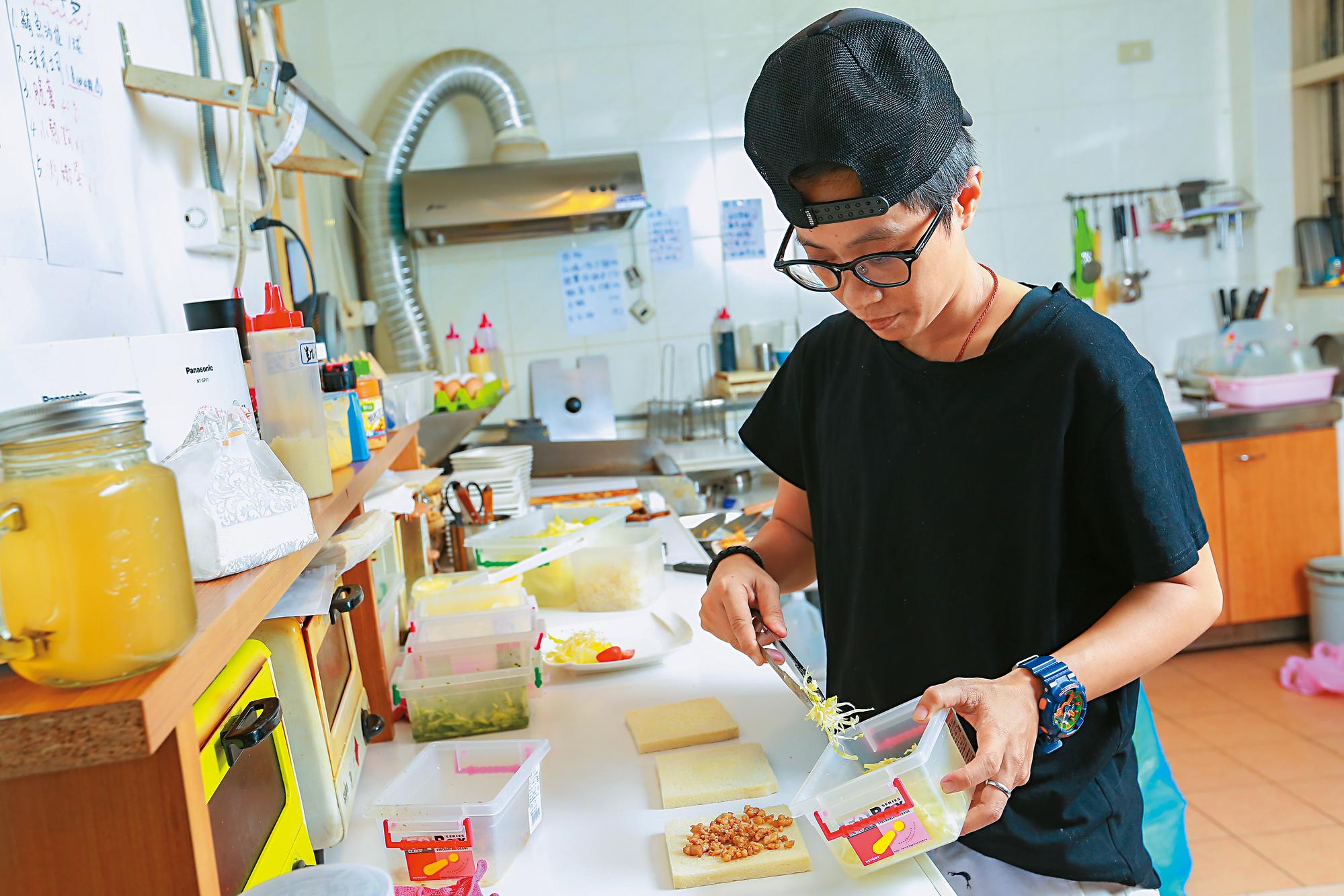 江明娟褪去歌手光環,9月初開早餐店首次當老闆,每天凌晨就起床入店,從備料、烹調、打掃一手包辦。